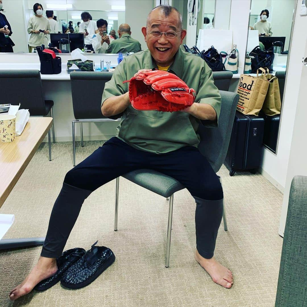 上地雄輔さんのインスタグラム写真 - (上地雄輔Instagram)「ハリウッド落語シショーのツルベスタスタローンさんです。 #キャッチボールコーデ #🦲👅3 #遊Tube」5月19日 15時38分 - usk_kmj