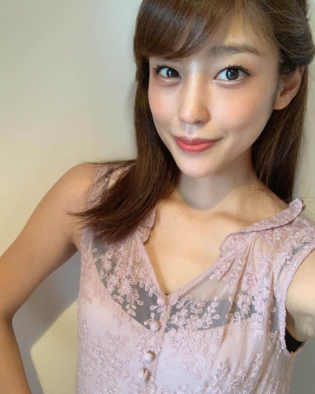 岡副麻希さんのインスタグラム写真 - (岡副麻希Instagram)「🍓﻿ 自分メイクでおしごとです(^o^)💄﻿ #自然光#ありがたし﻿ ﻿ アイラインをブラウンレッドでひいてみました♩﻿ そして今日もファンデーションはなし！﻿ ﻿ 塗るつもりだったのだけど、﻿ 今なかなか自分史上、色が白くて﻿ あわせるファンデーションがなかったよ！笑﻿ ﻿ 引き算メイクということで…ありなの？？👼🏻🍓 #カラーメイク#ブラウンレッド﻿ ﻿ 👗#willsellection」5月19日 15時39分 - maki_okazoe_official