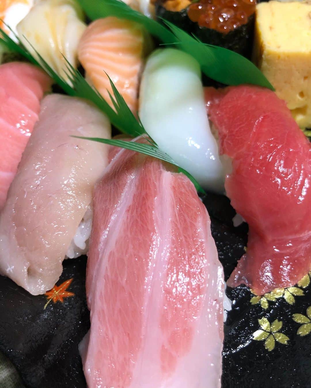 のインスタグラム：「銚子丸のお寿司🍣を テイクアウトしました。  たまには美味しいもの食べないと、 活力湧かないからね🥰  中々のコストパフォーマンス💕  ただ一人でご飯🍚食べ続ける寂しさよw  早く外に食べに行きたい🍷  もう少し、 頑張りましょう😌😌 #お寿司 #テイクアウト #銚子丸 #松阪ゆうき」