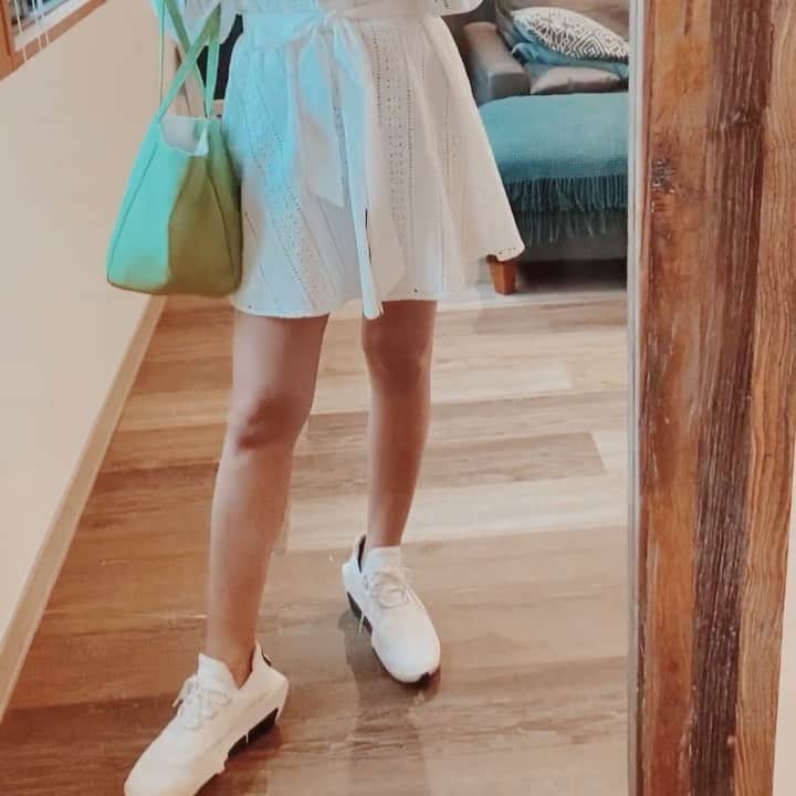 のインスタグラム：「🍀 . . ピスタチオさんが届いた時は 絶対このワンピースに合わせよう！って思ってた🥺💕 . テンション上がるね✨ 早くオシャレして楽しい事したい〜😆✌️ . . #fb923 #ayakawasaki #ピスタチオ」