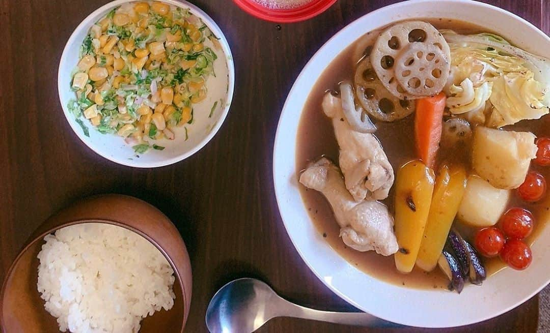 上地春奈さんのインスタグラム写真 - (上地春奈Instagram)「今日はスープカレー食べたでよ❤️ . . . . .  北海道行った時、オフィスキューの社長の亜由美さんにスーパーに連れてって貰った時に、買って帰って来た😆 . . . . ベル食品のカレースープの素　←その瓶の写真がなくてすまぬ😂💦🙏 . . .  そして、帰ってきてすぐ食べず、時間差で食べるんでしょ😂🤣 . .  スープカレーといえば、北海道✨というイメージで、チームナックスの皆さんに教えて頂き、北海道でしか食べた事なくて、北海道で食べるものだと思ってて😂🤣⤴︎🎶 . . . スープカレー東京で、食べれるなら🎶と作ってみたら、はい！サイコー⤴︎😆🤸‍♂️🎶 . .  痩せ型と見せたいから、米少なめで盛って、写真だけ撮る女ちゅー😂🤣👍 . . 美味しくて🍚三杯食べたでしょー😆😂🤣⤴︎👍 . . .  今、横になりながら、書いてる😂🐷🐖 . . . 腹八分出来る女になりてぇなぁー🤸‍♂️⤴︎🎶 . . とか考えてたら、眠くなってきたから🤣 . .  自分、一旦、軽くスリープ入って、起きてからまた考えまーす🐷🐖❤️ .  #上地春奈  #南国の女北海道大好き♡🎶 . #ベルのスープカレーの素完全に美味しい🎶 . #亜由美さんありがとうございます♡」5月19日 15時49分 - uechi_haruna