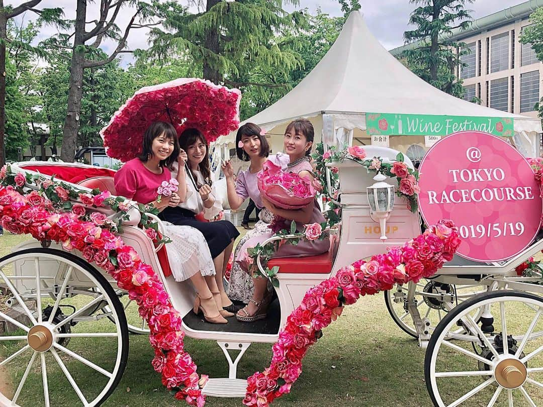 津田麻莉奈さんのインスタグラム写真 - (津田麻莉奈Instagram)「昨年のオークス当日の写真🌹✨ 新しいワンピースを着て競馬場へ行きました。 ローズガーデンの馬車に乗ったり、 わいわい馬券買ったり…🏇💨✨ レース後パドックでのトークショーも凄く楽しかった🥰 ⁑ 競馬のあとはたしか皆で食事に行って、お腹いっぱいお肉とリゾット食べたんだよなあ。 またそんな日々が戻ってくることを信じよう…🙏✨ ⁑ ⁑ #過去pic #思い出写真 #東京競馬場 #ローズガーデン #flowers #flowerstagram  #rose #rosegarden  #競馬 #まりなる #津田麻莉奈」5月19日 15時56分 - tsudamarinal