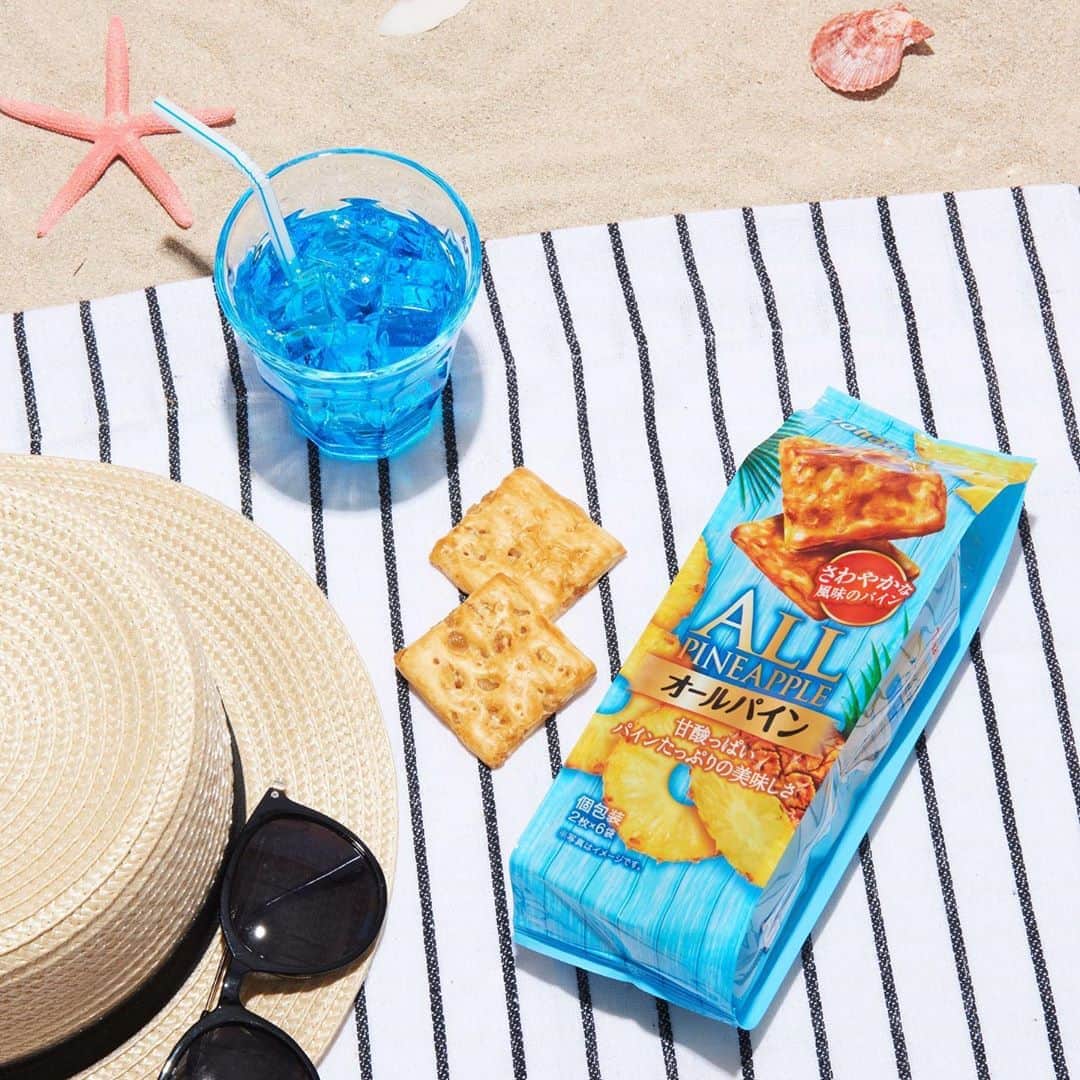 のインスタグラム：「. 🏠おうちで夏気分🏝 . 「オールパイン」が新発売です🍍 . 生地の間にパインをたっぷりはさみ込み、ギュッと薄くして焼きあげました✨パインの爽やかな香りと甘酸っぱい味わい、独自製法から生まれるしっとり食感がたまりません❣️ . 2枚個包装なのでちょこっとお腹が空いた時にぴったり！パッケージも夏を感じられる爽やかカラーです🎐 . オールパインを食べて、一足先に夏気分を味わってみて下さい🌻 . #東ハト#tohato#オールパイン#オールレーズンのシリーズ商品#お菓子#個包装#おうちおやつ#おうちで夏気分」