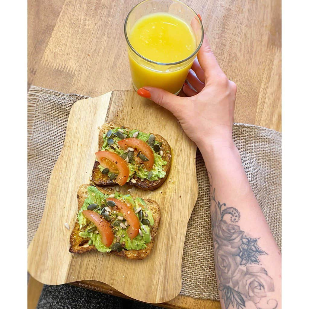 トレーシー・キスさんのインスタグラム写真 - (トレーシー・キスInstagram)「Today’s breakfast is gluten free seeded wholemeal bread topped with smashed avocados, fresh tomatoes, superseeds, a drizzling of my homemade garlic oil and ground chilli flakes washed down with a glass of freshly squeezed orange juice 🧡 It shocks me how many people avoid eating carbs and fats because they think they will lose weight - why!? Switch EMPTY carbs and BAD fats for GOOD carbs and GOOD fats and let your body function properly and serve you well. Did you know that avocados contain more potassium than bananas? They’re also loaded with monounsaturated fatty acids (MUFA) which keep the heart healthy, are packed with fibre to aid digestion and help to lower your cholesterol levels too! The high quantities in MUFA in avocados are excellent for the brain, protecting astrocytes which carry information in the nerves. Enough of these fad diets and starvation stints guys. Go wholemeal, seeded, full-grain, wholesome, organic, nutritious, natural, unprocessed and complete instead - if we look at weight loss the same way that we look at money we wouldn’t expect to take half of our savings out of the bank and become twice as rich, so don’t expect to take half of the food/fuel out of your body and become slim and strong. If you want it then earn it the RIGHT way with optimum nutrition, slowly but surely make healthy swaps to your lifestyle and you’ll be amazed at the difference that it makes. Good health and fitness begins from within 🙏🏼 #staysafe #eatwell #behealthy #avocadotoast #lovetheskinyouarein」5月19日 16時05分 - tracykissdotcom