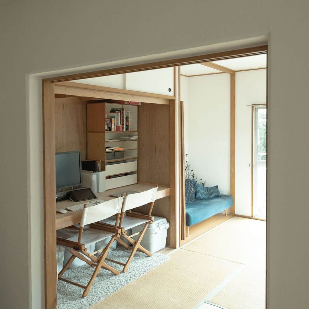 北欧、暮らしの道具店さんのインスタグラム写真 - (北欧、暮らしの道具店Instagram)「【スタッフのお宅訪問】築35年、全部屋たたみの3DK。スタッフ小林のインテリアの楽しみ方。 . - - - - - - - - - - - - - 小林が暮らすのは築35年のマンション。 全室たたみで古さはあれど、 壁やドアなどがきれいにリノベーションされた 3DKという間取りです。  広めのLDKがメインの物件が多いなか、 小さな部屋が3つある「3DK」という間取りは 暮らしにくくはないのでしょうか？  スタッフ栗村がお家にお邪魔して、 この部屋を決めるに至ったポイントは どこだったのか聞いてみました。 . ◾︎ 小林： 「私、新築でピカピカすぎるのが苦手で、 ちょうどいい古さのマンションに絞って 部屋探しをしたんです。  ここは前に住んでいた方がリノベーションをしていて、 佇まいは古いけど中は綺麗で、 味付けしやすそうって思いました。  あとは何より部屋に入った時に、 窓から見えたグリーンが気持ちよくて。 それを見た瞬間に、ほぼ心は決まっていました」  どの家具もごく自然にたたみに 馴染んでいる印象ですが、 どのように選んでいったのでしょうか。 . ◾︎小林： 「実はこの家に越してから買った家具って すごく少なくて、新しく買ったものは ダイニングチェアと、キッチンの食器棚くらい。 あとは夫と私がそれぞれ一人暮らしの時から 使っていたものです。  結構ちぐはぐな感じもあるし、 本当はどれも買い換えたいくらい。  とはいえ、今あるものにもそれなりに愛着はあるので、 どうレイアウトしたら心地いいか、 あれこれ試しながら定期的に模様替えをしています。  引っ越す前は約32平米のワンルームに ふたりで住んでいたので、家が広くなった分、 インテリアをもっと楽しみたい気持ちも出てきて。 今はまだ、広さを持て余していると言うか、 空いたスペースをどうやって埋めたらいいか わからなくて、試行錯誤中です。  そこに置いてある絵も、どこに飾るといいのか 正解がわからなくて、棚の上に飾ってみたり、 壁にかけてみたり、移動させながら 落ち着く場所を探しています。  あと新しい家具が増えないのは、 私がかなり買い物に慎重になって しまうからかもしれません。  初めて一人暮らしをしたのが23歳。 その時は自分の好みがわからなくて、 でも部屋に合うかどうかを考えて、 それなりに悩んで家具を買ったんです。 だから愛着もあるし、 まだまだ使えるなとも思っていて。  だんだん年齢を重ねてきて、 やっと自分の好みがわかってきたんです。  新しい家具を揃えたい気持ちはあるけれど、 好きなものがわかってきたからこそ、 家具は慎重に選びたくて。 予算もあるからほしいもの全部が買えるなんてことはないし、 なかなかすぐ理想には近づけないものですね」  理想の暮らしにはまだまだ遠いと話す小林。 けれど焦ることなく、今ある家具をうまく使って、 自分たちが心地よいと思える空間を模索しているようでした。 - - - - - - - - - - - - - - - - - - - - - - - . ▶当店サイトでは全3話でスタッフ小林宅をご紹介しています。当店サイトにて「スタッフのお宅訪問」と読みもの検索してみてください。 . ▶先日より公開されている動画#わたしの好きな時間 シリーズでは小林宅が舞台になっています。あわせてご覧ください♪ . #interior#livingroom#homedecor#instahome#homewares#furniture#homestore#インテリア#北欧インテリア#リビング#寝室#賃貸#賃貸インテリア#インテリア雑貨#家具#和室#和室インテリア#畳#畳インテリア#リノベーション#和室リノベーション#シンプル#シンプルライフ#シンプルデザイン#暮らしを楽しむ#日々の暮らし#北欧#暮らし#北欧暮らしの道具店」5月19日 16時19分 - hokuoh_kurashi