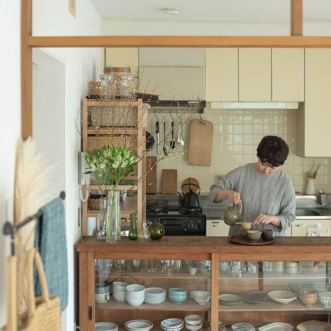 北欧、暮らしの道具店さんのインスタグラム写真 - (北欧、暮らしの道具店Instagram)「【スタッフのお宅訪問】築35年、全部屋たたみの3DK。スタッフ小林のインテリアの楽しみ方。 . - - - - - - - - - - - - - 小林が暮らすのは築35年のマンション。 全室たたみで古さはあれど、 壁やドアなどがきれいにリノベーションされた 3DKという間取りです。  広めのLDKがメインの物件が多いなか、 小さな部屋が3つある「3DK」という間取りは 暮らしにくくはないのでしょうか？  スタッフ栗村がお家にお邪魔して、 この部屋を決めるに至ったポイントは どこだったのか聞いてみました。 . ◾︎ 小林： 「私、新築でピカピカすぎるのが苦手で、 ちょうどいい古さのマンションに絞って 部屋探しをしたんです。  ここは前に住んでいた方がリノベーションをしていて、 佇まいは古いけど中は綺麗で、 味付けしやすそうって思いました。  あとは何より部屋に入った時に、 窓から見えたグリーンが気持ちよくて。 それを見た瞬間に、ほぼ心は決まっていました」  どの家具もごく自然にたたみに 馴染んでいる印象ですが、 どのように選んでいったのでしょうか。 . ◾︎小林： 「実はこの家に越してから買った家具って すごく少なくて、新しく買ったものは ダイニングチェアと、キッチンの食器棚くらい。 あとは夫と私がそれぞれ一人暮らしの時から 使っていたものです。  結構ちぐはぐな感じもあるし、 本当はどれも買い換えたいくらい。  とはいえ、今あるものにもそれなりに愛着はあるので、 どうレイアウトしたら心地いいか、 あれこれ試しながら定期的に模様替えをしています。  引っ越す前は約32平米のワンルームに ふたりで住んでいたので、家が広くなった分、 インテリアをもっと楽しみたい気持ちも出てきて。 今はまだ、広さを持て余していると言うか、 空いたスペースをどうやって埋めたらいいか わからなくて、試行錯誤中です。  そこに置いてある絵も、どこに飾るといいのか 正解がわからなくて、棚の上に飾ってみたり、 壁にかけてみたり、移動させながら 落ち着く場所を探しています。  あと新しい家具が増えないのは、 私がかなり買い物に慎重になって しまうからかもしれません。  初めて一人暮らしをしたのが23歳。 その時は自分の好みがわからなくて、 でも部屋に合うかどうかを考えて、 それなりに悩んで家具を買ったんです。 だから愛着もあるし、 まだまだ使えるなとも思っていて。  だんだん年齢を重ねてきて、 やっと自分の好みがわかってきたんです。  新しい家具を揃えたい気持ちはあるけれど、 好きなものがわかってきたからこそ、 家具は慎重に選びたくて。 予算もあるからほしいもの全部が買えるなんてことはないし、 なかなかすぐ理想には近づけないものですね」  理想の暮らしにはまだまだ遠いと話す小林。 けれど焦ることなく、今ある家具をうまく使って、 自分たちが心地よいと思える空間を模索しているようでした。 - - - - - - - - - - - - - - - - - - - - - - - . ▶当店サイトでは全3話でスタッフ小林宅をご紹介しています。当店サイトにて「スタッフのお宅訪問」と読みもの検索してみてください。 . ▶先日より公開されている動画#わたしの好きな時間 シリーズでは小林宅が舞台になっています。あわせてご覧ください♪ . #interior#livingroom#homedecor#instahome#homewares#furniture#homestore#インテリア#北欧インテリア#リビング#寝室#賃貸#賃貸インテリア#インテリア雑貨#家具#和室#和室インテリア#畳#畳インテリア#リノベーション#和室リノベーション#シンプル#シンプルライフ#シンプルデザイン#暮らしを楽しむ#日々の暮らし#北欧#暮らし#北欧暮らしの道具店」5月19日 16時19分 - hokuoh_kurashi