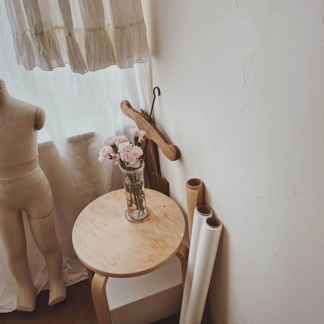 のインスタグラム：「. give color to my inorganic room」