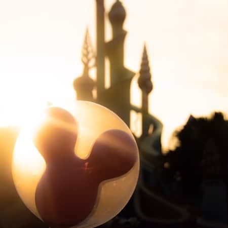 東京ディズニーリゾートさんのインスタグラム写真 - (東京ディズニーリゾートInstagram)「Kingdom’s magical sunset. 夕日に浮かぶシルエット #kingtritoncastle #mermaidlagoon #tokyodisneysea #tokyodisneyresort #balloon #mickey #sunset #キングトリトンキャッスル #マーメイドラグーン #東京ディズニーシー #東京ディズニーリゾート #バルーン #ミッキー #夕日」5月19日 16時14分 - tokyodisneyresort_official