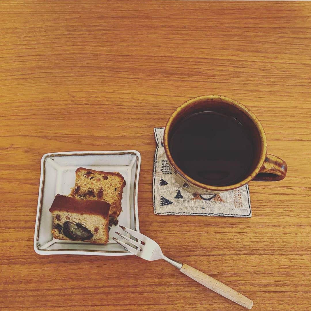 浜島直子さんのインスタグラム写真 - (浜島直子Instagram)「今週からボチボチゆっくり仕事が始まり、少しずつチューニング。 やっぱり家族以外の誰かと会って話すのって頭がシャキッとする。 特に私はダラダラぐうたらフォーエバー人間だから、この刺激がありがたい。 ひとつずつ感謝してやっていこう。 ・ #写真は今日のコーヒータイムのおとも #ツマガリ #フルーツケーキ #そして今日はゴーヤチャンプルにしよっと #って誰にも聞かれていませんが🙈」5月19日 16時23分 - hamaji_0912
