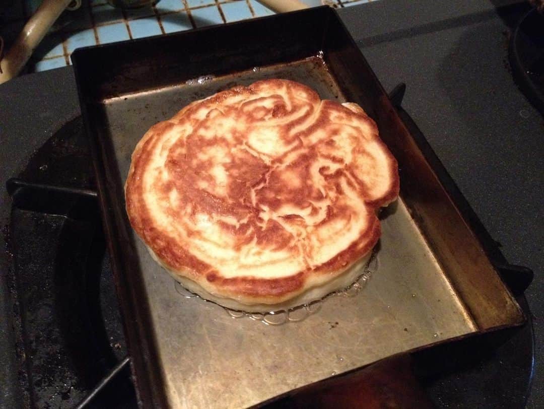 職人.comさんのインスタグラム写真 - (職人.comInstagram)「銅鍋は火の通りが均一で早く、玉子焼をふんわりと仕上げることができます。スクランブルエッグやパンケーキも美味しく作れます。ぜひお試しください。  中村銅器製作所　玉子焼鍋 小 https://www.shokunin.com/jp/nakamuradouki/tamagoyaki.html もやい工藝　ケヤキのパン皿 https://www.shokunin.com/jp/moyai/ @shokunincom  #職人ドットコム #日本 #京都 #京都市 #京都旅行 #京都巡り #京都観光 #手仕事 #暮らしの道具 #暮らしを楽しむ #モノづくり #ものづくり #工芸品 #民芸 #民藝 #民芸品 #手工芸 #豊かな食卓 #キッチングラム #手作りのある暮らし #器のある暮らし #焼き物 #日本🇯🇵 #パンケーキ #中村銅器 #中村銅器製作所 #マツコの知らない世界で紹介 #銅鍋」5月19日 16時30分 - shokunincom