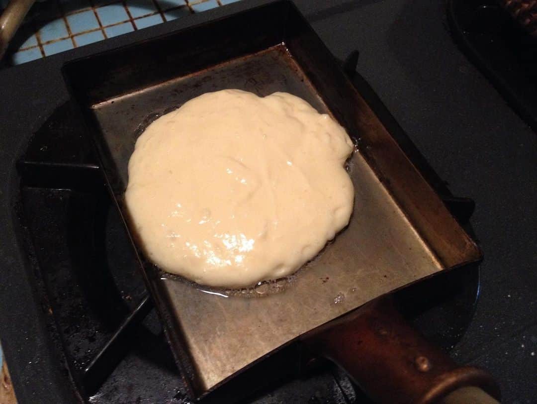 職人.comさんのインスタグラム写真 - (職人.comInstagram)「銅鍋は火の通りが均一で早く、玉子焼をふんわりと仕上げることができます。スクランブルエッグやパンケーキも美味しく作れます。ぜひお試しください。  中村銅器製作所　玉子焼鍋 小 https://www.shokunin.com/jp/nakamuradouki/tamagoyaki.html もやい工藝　ケヤキのパン皿 https://www.shokunin.com/jp/moyai/ @shokunincom  #職人ドットコム #日本 #京都 #京都市 #京都旅行 #京都巡り #京都観光 #手仕事 #暮らしの道具 #暮らしを楽しむ #モノづくり #ものづくり #工芸品 #民芸 #民藝 #民芸品 #手工芸 #豊かな食卓 #キッチングラム #手作りのある暮らし #器のある暮らし #焼き物 #日本🇯🇵 #パンケーキ #中村銅器 #中村銅器製作所 #マツコの知らない世界で紹介 #銅鍋」5月19日 16時30分 - shokunincom