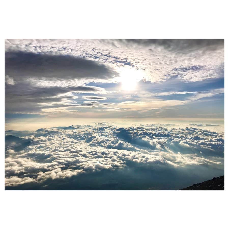 キタキマユのインスタグラム：「今年の夏は、富士山が閉鎖されることが決まったようです🗻✨﻿ ﻿ 山小屋の中は三密どころではないですし、いまは自然も人も動物も、互いにゆっくり過ごすときですね🌸✨﻿ ﻿ どうぞ今は、自然のままの森に還りながら、あらゆる生命たちと共に、自由にゆっくりと休んでください🤲✨✨✨﻿ ﻿ またいつか必ず、登らせてください…🗻✨﻿ ﻿ （写真は去年の夏のやつ💖）﻿ ﻿ #富士山﻿ #mtguji ﻿ #みんなひとやすみしよう ﻿ #そのままの姿に還る﻿ #またいつの日かお邪魔させていただきます 🗻✨🤲﻿ #みんなに元気をくれる山﻿ #ありがとう ﻿ #stayhomestaysafe ﻿ #stayhome ﻿ #kitakimayu #キタキマユ」
