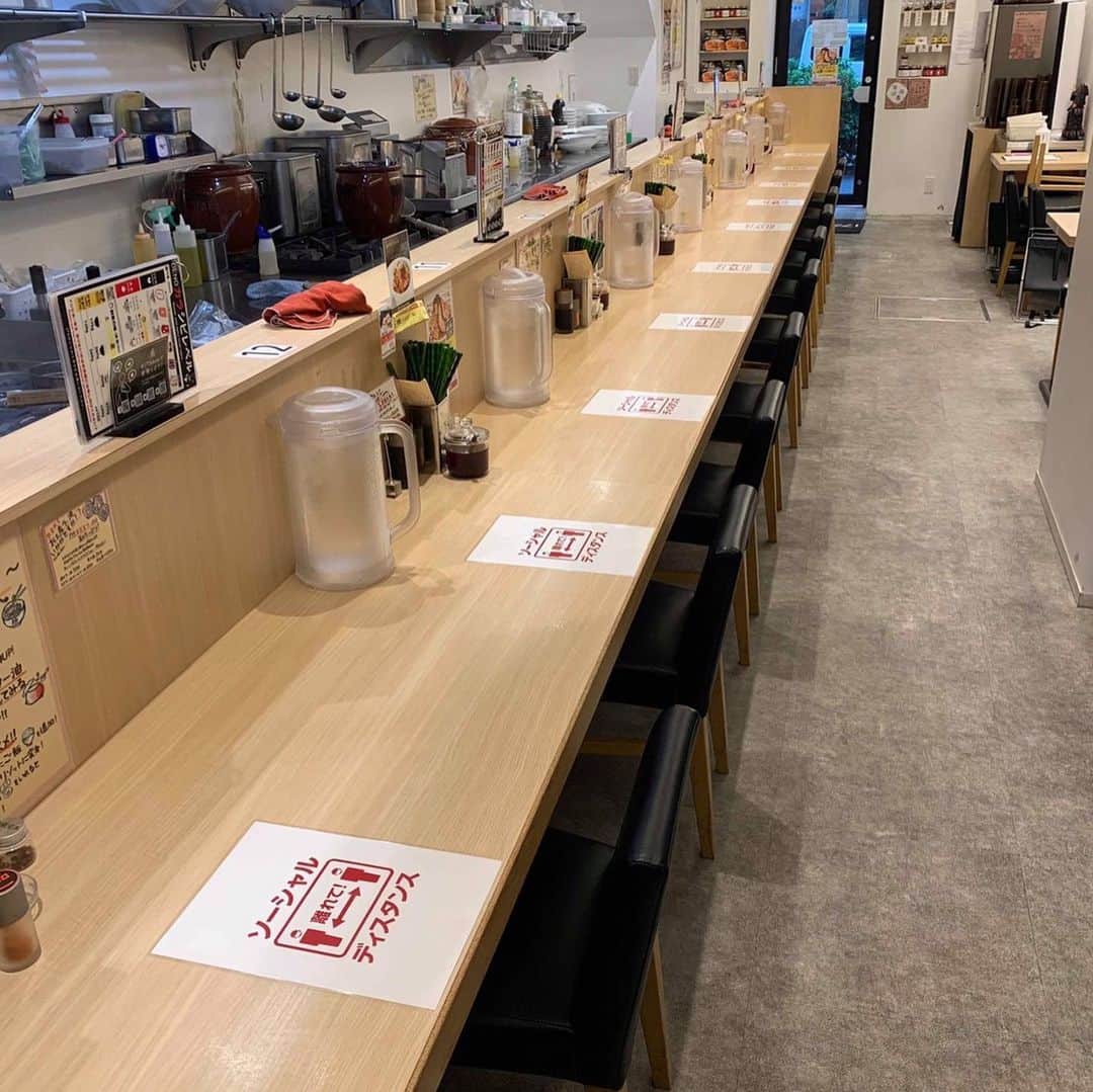 株式会社175さんのインスタグラム写真 - (株式会社175Instagram)「TOKYO店では、店内お客様に安心してお食事していただくため、お席の間隔を空けております。 テイクアウト🥡、デリバリーも実施中です🚲お気軽にお問い合わせください☎️ #175deno #新宿テイクアウト　#新宿デリバリー　#staysafe #新宿ラーメン　#担々麺　#ラーメン　#持ち帰りラーメン#出前　#出前ラーメン」5月19日 16時41分 - 175_deno