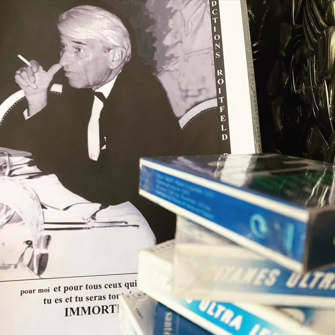 カリーヌ・ロワトフェルドのインスタグラム：「Bon anniversaire, Papa 💔💔💔 “ je ne suis qu’un fumeur de gitanes” love you, miss you..... for more than 20 years🖤 @pierreroit」
