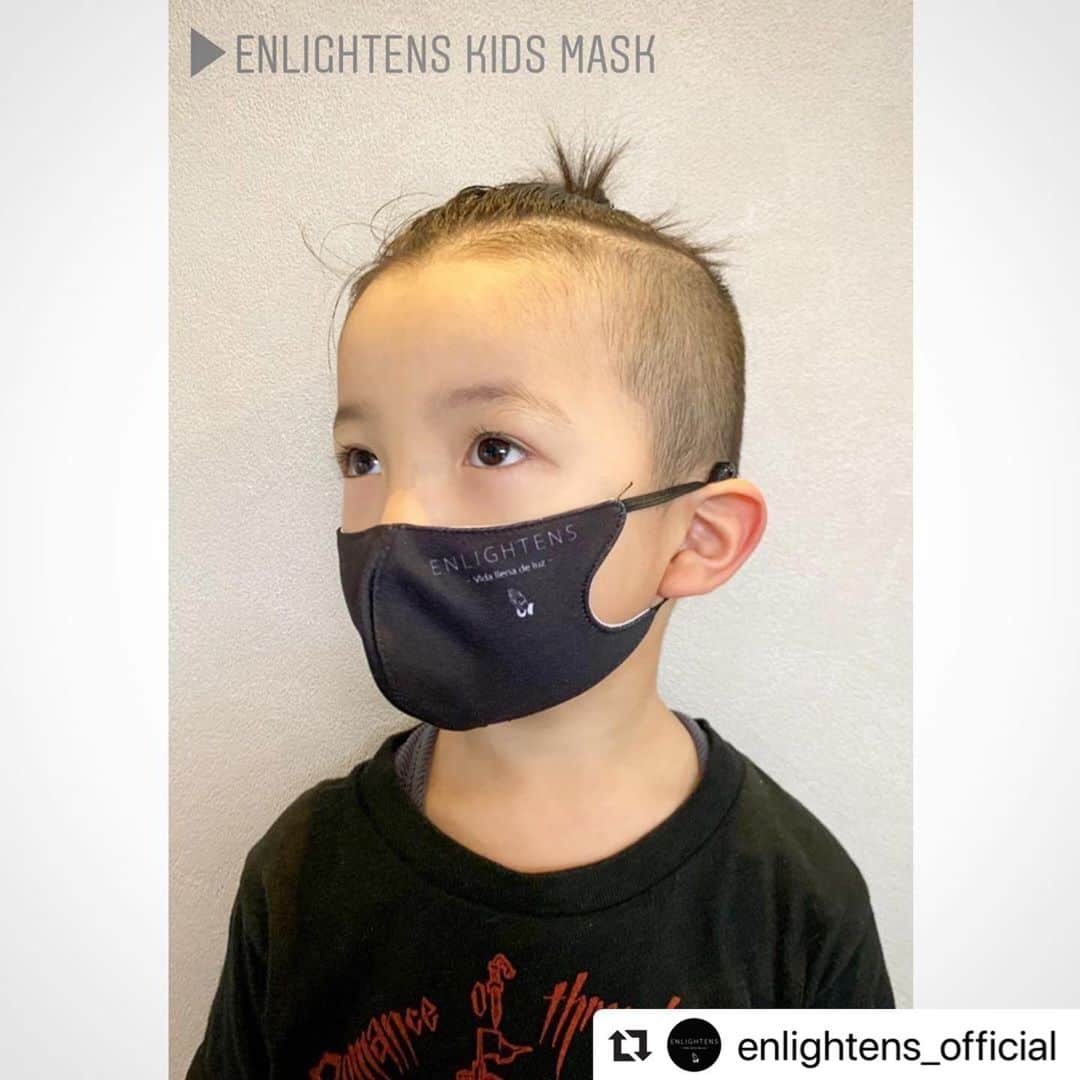 DRI-Vさんのインスタグラム写真 - (DRI-VInstagram)「#Repost @enlightens_official with @make_repost ・・・ 【ENLIGHTENS  KIDS MASK】 ・ ENLIGHTENS STAY SAFE PJT ・ ▶︎商品名 / ENLIGHTENS Adjustable LOGO Mask ・ ▶︎カラー / ブラック・ グレー ・ ▶︎モデル着用サイズ / 子供用:S （モデル4歳） ・ ▶︎価格 / ¥2,500(税抜) ・ ▶︎商品詳細/ ENLIGHTENSオリジナルデザインの防塵ポリエステル フェイスマスク。 素材はソフトで裏メッシュ仕様なので通気性があり着け心地軽く息がしやすい。 運動時にも◎ 伸縮性のある調節可能なイヤーループでフィット感を調整可能。 男女兼用となります。  子供用マスク対応年齢(3歳〜小学低学年頃） ・ ・ #ENLIGHTENS -Vida llena de luz- ・ ▶︎ #ENLIGHTENS_PJT  #StaySafe #Mask #AdjustableMask  #WashableMask #DesignMask #マスク #洗えるマスク #調整できるマスク #キッズマスク」5月19日 16時50分 - dri_v_dance