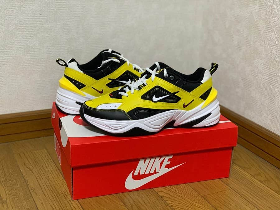 のインスタグラム：「「NIKE M2K TEKNO」🐝🐝 . . 「やっと華金だ〜🍻とストーリーを投稿するが基本的に直帰なOL」のような一足。 . . #空想キックス  #ちなみにこのタイプはgwに遠めの旅行に行く　 #あと会社の飲み会の乾杯ビールに慣れてくる　 #あとふとしたときに自分の投稿をアーカイブでがっつり整理する #あと髪切ったら○○さんいつもありがとうございますって載せる　 #あと一人暮らしに憧れてる　 #あとテラハは逃さず観てる #あくまで空想ですが」