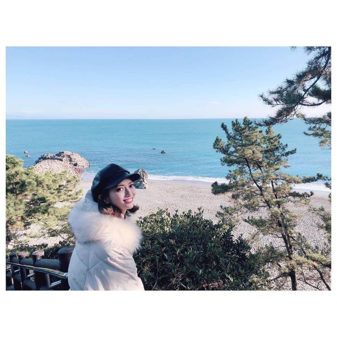 山田恵里伽のインスタグラム：「#時差投稿 #去年 #12月 高知県の #桂浜 めちゃめちゃきれいで水族館が浜辺にあったり、近くに #坂本龍馬博物館 もあり、歴史学んだりも出来る👏 ・ 夏とか旅行するなら ぜひ、オススメしたいスポット😋💕 私はもう一度行ってみたい場所。 ・ ・ 今年の夏海行きたいけど、行ける世の中に戻るのかな🥺 ・ #高知県 #高知市 #オススメスポット #桂浜水族館 #坂本龍馬 #坂本龍馬の像 #桂浜海水浴場 #かつおのたたき #夏 #2019 #2020 #kouchi #sea #summer」