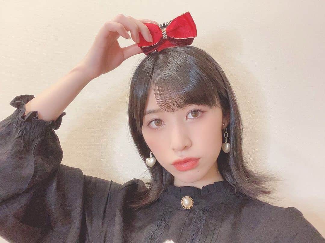 仙石みなみのインスタグラム：「.🧹 キキみたいなやつ。笑 . #魔女の宅急便 #ジブリ #red #ribbon #love」