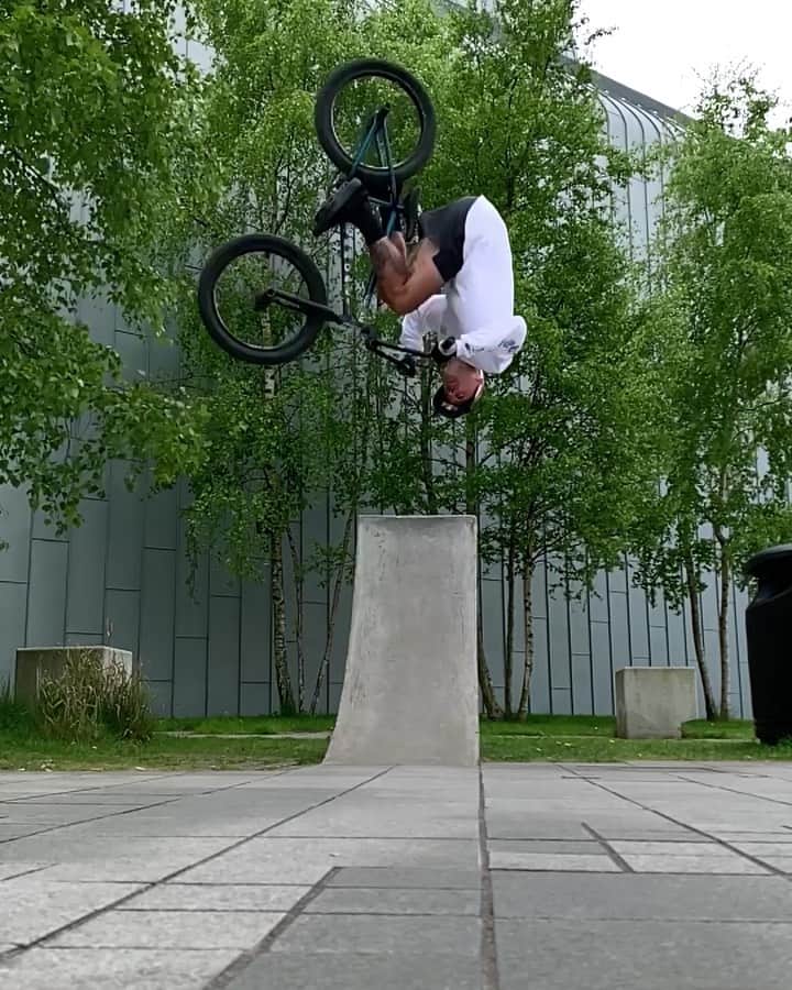 レッドブルのインスタグラム：「🌪 + 🚲 = @krisskyle . @redbullbike #redbull #givesyouwings #flair #bmx #bike #fromwhereiride #bikelife」
