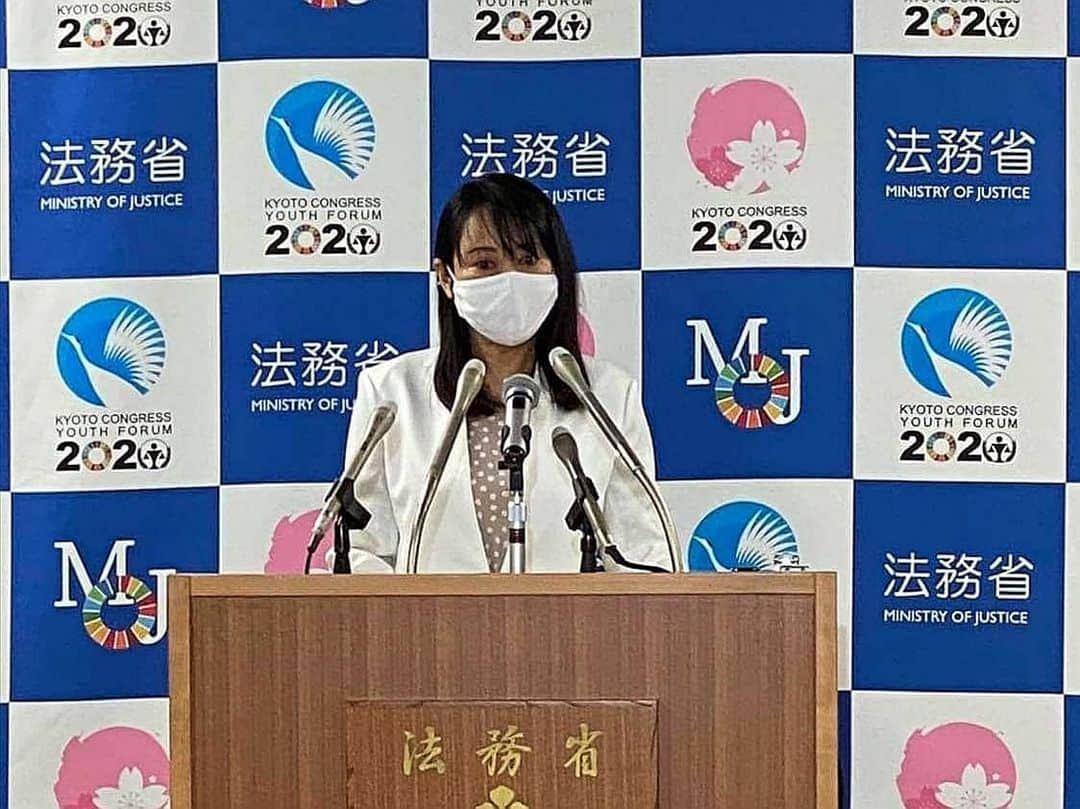 森まさこさんのインスタグラム写真 - (森まさこInstagram)「今朝の閣議は持ち回り。記者会見は、 ①法務省危機管理専門家会議を昨日開催。コロナ対策を最優先にGW前にガイドライン、マニュアルを完成、実施。今後は解除に伴う対策や、実務訓練も。 ②養育費勉強会の第7回を開催。子どもたちに養育費が確実に届くよう取り組む。http://www.moj.go.jp/hisho/kouhou/hisho08_00079.html」5月19日 17時08分 - mori_masako_