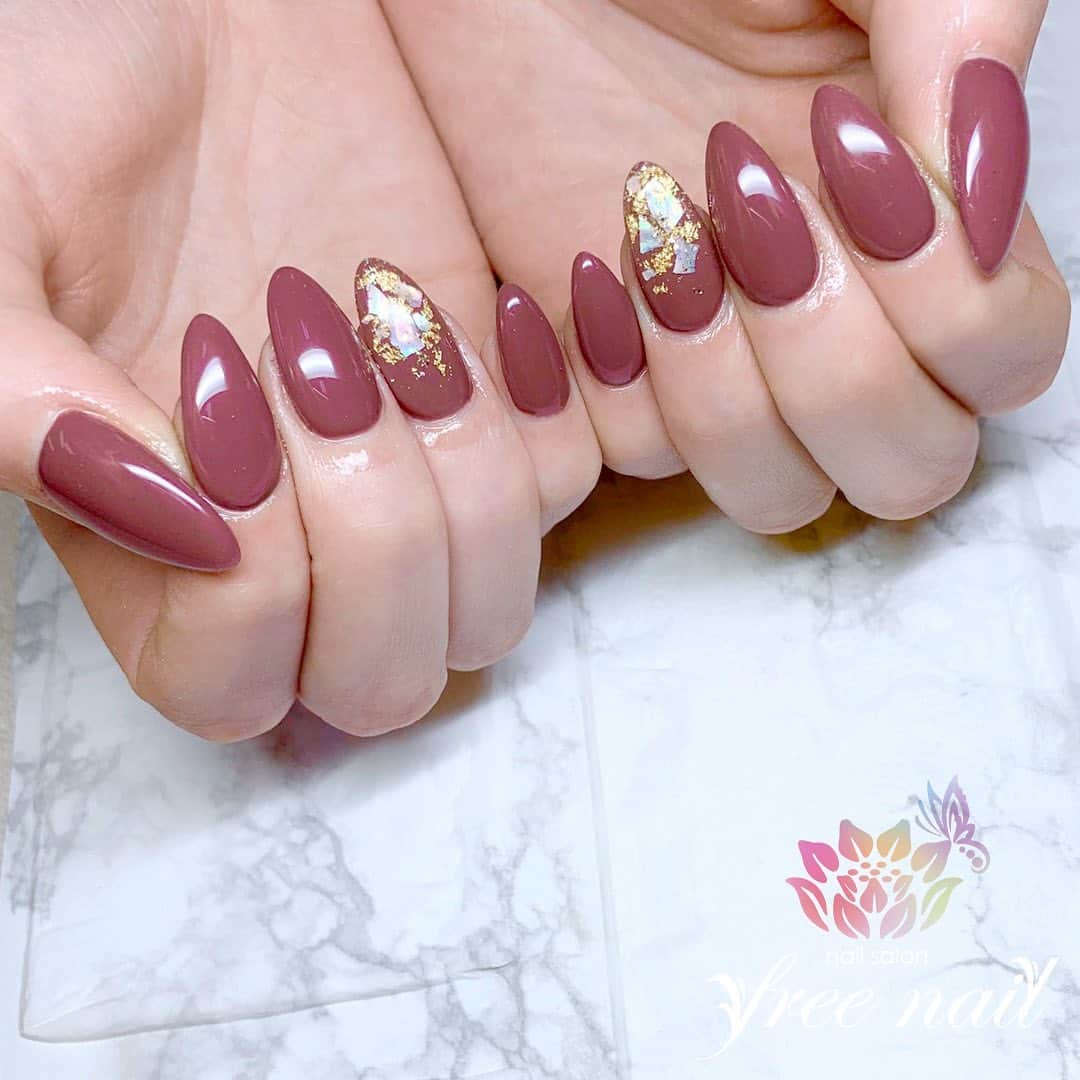 free nail フリーネイルのインスタグラム：「. お客様ネイル💅🏻🦩✨ . シンプルネイル🌝💫 . 大人カラーで💄✨ . ご来店ありがとうございました🙇🏻‍♀️🙇🏻‍♀️🙇🏻‍♀️💗 . . #ネイルアート #ジェルネイル #ネイルサロン #大阪ネイルサロン #ネイルデザイン #ネイルチェンジ #ワンカラーネイル #シェルネイル #金箔ネイル #ボルドーネイル #デザインネイル #トレンドネイル #シンプルネイル #大人ネイル #美爪ネイル #ロングネイル #初夏ネイル #夏ネイル #nailsart #nailsdid #美甲 #日式美甲 #日式美甲胶 #日本美甲师 #日本美甲老师 #美甲上课 #日本胶 #フリーネイル #freenail」