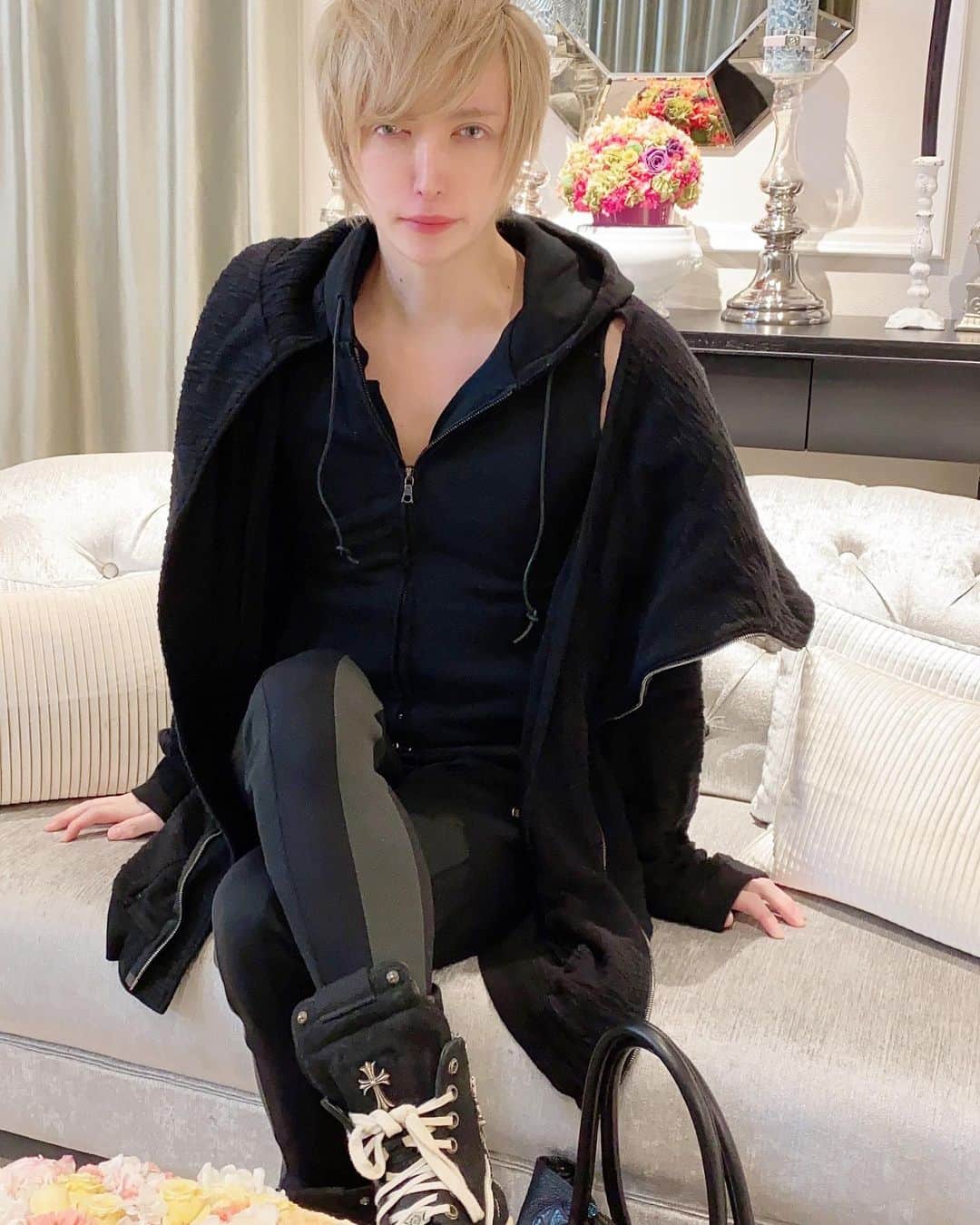 MiA のインスタグラム：「venus_beauty_clinic さんでハイドラフェイシャルして頂きました！ つるっつるで肌綺麗になるのでこれもまた定期的にやらねば。  #Repost @venus_beauty_clinic with @make_repost ・・・ . 先日、アーティストのMIA様( @mia_0917_ )ご来院されました😊💐 . ✔︎ハイドラフェイシャル を施術されました❣️ . . 【ハイドラフェイシャル】では、ピーリング・吸引・保湿のマルチステップにより不純物と古くなった皮膚細胞を取り除き同時に、抗酸化物質、ベブチド、ヒアルロン酸などの美容成分を浸透させます💠💠 . トリートメント直後から効果が感じられ、長期間効果が持続します🥰 . また、肌タイプを選ばず全ての肌タイプの方に使用できます🤍 . . またのご来院を心よりお待ち致しております😊💓 . . #ハイドラフェイシャル #hydrafacial #透明感 #美肌 #美白 #毛穴引き締め #毛穴洗浄 #ディープクレンジング #ニキビ #ニキビ改善 #アンチエイジング #ピーリング #マイルドピーリング #美容医療 #クリニック #愛沢えみり」