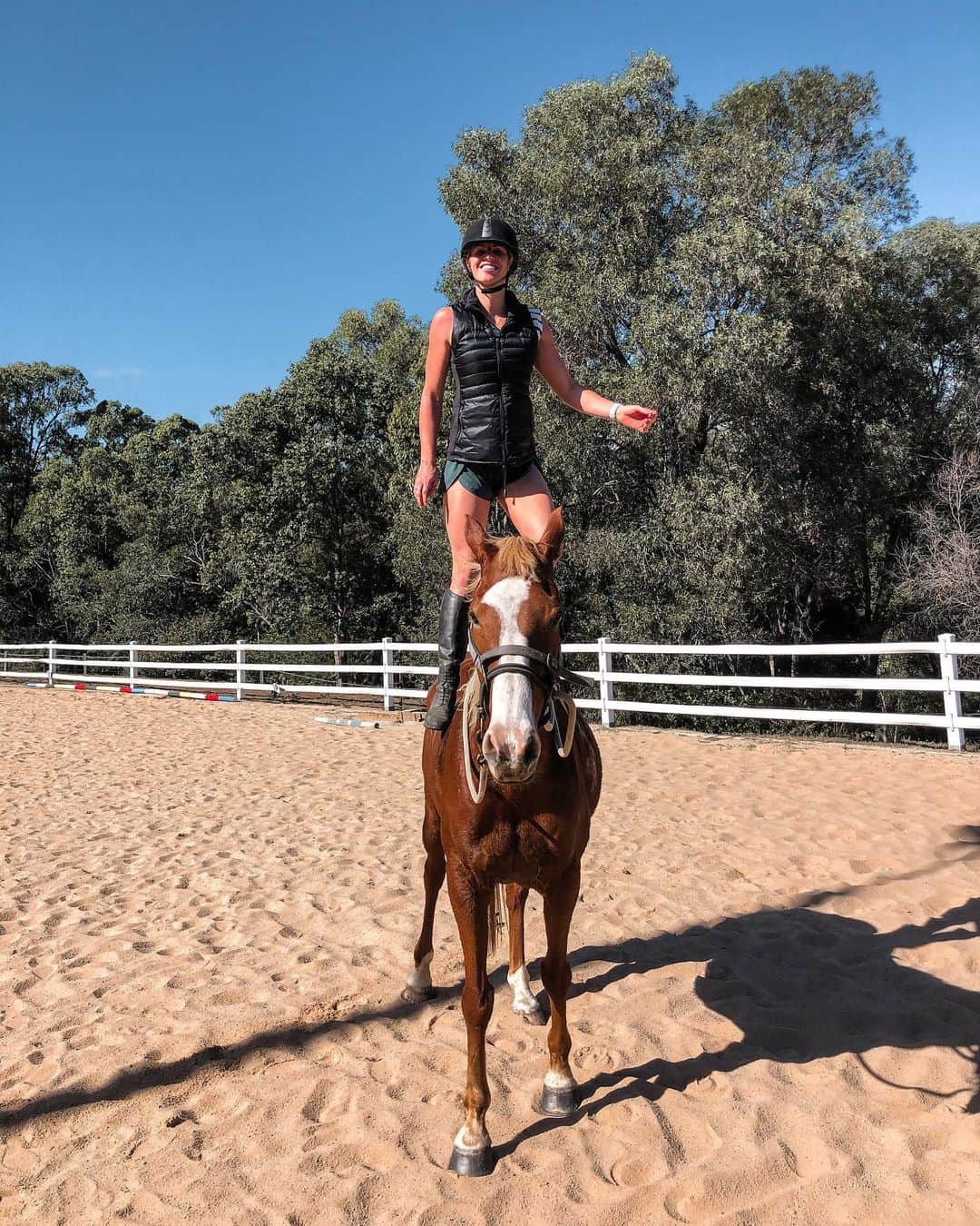 エミリー・シーボームのインスタグラム：「I fell in love with horses while watching The Saddle Club in primary school. Mum said I’d grow out of it, jokes on her.  What’s something you didn’t grow out of?  #horseriding #platinum #trickriding #saddleclub #helloworld」