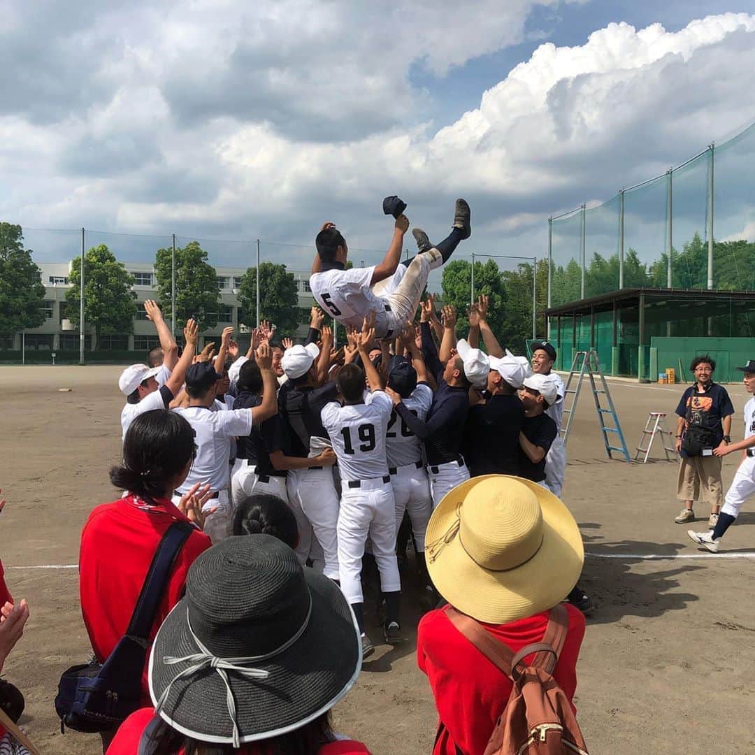 西村涼太郎のインスタグラム：「泣くな赤鬼でキャプテンとしてクランクアップした時に胴上げしてもらったやーつー #lfl #fff #lff #flf #instagood #instagram #boy #man #picture #shot #fashion #kicks #sneaker #sneakers #japan #japanese #asia #asian #asianboy #good #instafashion #今日好き #今日好きになりました #もう好き #今日好き部 #今日好きアワード #osaka #泣くな赤鬼　#映画 #高崎」