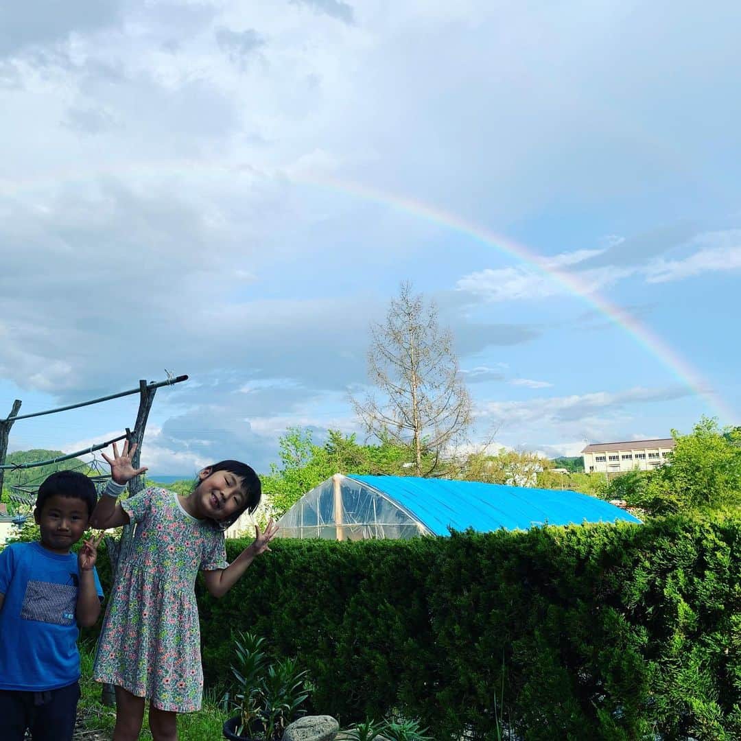 都竹悦子さんのインスタグラム写真 - (都竹悦子Instagram)「地震の心配をしていただいた方、ありがとうございます。  元気です！このまま皆さんともに無事でありますように！  #この後　#虹が二重になった　#いま」5月19日 17時38分 - etsukotsuzuku