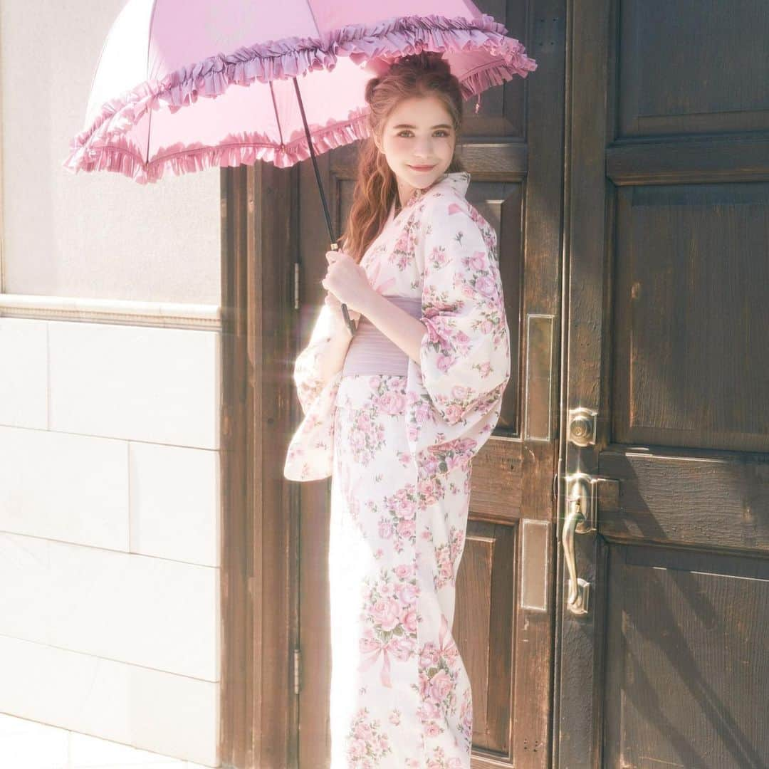 maisondefleur_pressさんのインスタグラム写真 - (maisondefleur_pressInstagram)「. 公式通販ストライプクラブ にて 先行販売中👘 . Maison de FLEUR Maison de FLEUR Petite Robe 2020 YUKATA COLLECTION🎀 . 《商品詳細》 Maison de FLEUR Paris Ribbon Yukata Pink/Red ¥8,990＋tax . Maison de FLEUR Petite Robe Paris Bouquet Yukata Pink/Red ¥8,990＋tax 共に浴衣＋兵児帯＋下駄の3点セット . 全国のMaison de FLEURショップ Maison de FLEUR Petite Robeルクア大阪にて 6/中旬販売予定 ※店舗の営業再開状況により延期になる可能性があります . #maisondefleur#メゾンドフルール#おうちdeメゾンドフルール #浴衣#maisondefleurpetiterobe #メゾンドフルールプチローブ#yukata#ribbon#paris#summer#japan#和服#おうちdemaisondefleur」5月19日 17時38分 - maisondefleur_press