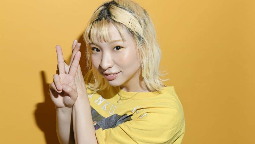 のインスタグラム：「プロヘアメイクに流行りの黄色メイクしてもらった！﻿ https://youtu.be/KacFGJc8CBE﻿ ﻿ 真空ホロウ﻿ Dr.Cho MIZUKI（@mizukki_ni）﻿ ﻿ #STAYHOME﻿ #おうちで過ごそう﻿ #YOUTUBE﻿ ﻿ MIZUKIの個人YOUTUBEチャンネル更新中です！﻿ ﻿ プロヘアメイクアーティスト市川裕子さんにMIZUKIが黄色だけのメイクを伝授してもらいました！﻿ 女性必見です◎﻿ ﻿ MIZUKIからのコメントです↓﻿ 黄色が好きで、ずっとメイクに取り入れたかったので、今回この動画を撮ることによって叶いました！﻿ 皆さまも1度、この動画を参考にしてメイクの1部に黄色をぜひ取り入れてみてください！！！﻿ 黄色の魔人より。﻿ ﻿ ____________________﻿ ▷他のメイク動画﻿ プロヘアメイクに５分で出来る「テレワークメイク」してもらった！﻿ https://youtu.be/s2n6kLYZfpY﻿ ____________________﻿ 映像監修・市川裕子﻿ スチール・高田真希子﻿ ﻿ ﻿ ◯MIZUKI（真空ホロウ）﻿ 【Instagram】https://www.instagram.com/mizukki_ni/...﻿ 【Twitter】https://twitter.com/mizukki_niii﻿ ﻿ ◯ヘアメイク 市川裕子さん﻿ 【Instagram】https://www.instagram.com/yuuukkoo/?h...﻿ 【プロフィール】﻿ ヘアメイクアップアーティスト。﻿ TVや映画、雑誌や広告、MVなど幅広く活動する方側、ヘアサロンではお客様のライフスタイルをお手伝いする美容師としてメニューや商品開発も携わっている。﻿ モード学園(母校)のメイク学科講師。﻿ ﻿ ◯スチール 高田真希子さん﻿ 【Instagram】https://www.instagram.com/mckee.1117/...﻿ ﻿ ﻿ ◯MIZUKIの所属するバンド「真空ホロウ」﻿ ﻿ 【YOUTUBE】https://www.youtube.com/channel/UCiw8...﻿ 【Instagram】https://www.instagram.com/shinkuhorou...﻿ 【Twitter】https://twitter.com/shinku_horou﻿ 【HP】http://shinku-horou.com﻿ ﻿ ﻿ ____________________﻿ 〈市川裕子さんによるメイクワンポイントアドバイス〉﻿ ﻿ 【ベースメイク】﻿ 下地・・・江原道マイファンスィーメイクアップカラーベース﻿ ファンデ・・・江原道マイファンスィーモイスチャーファンデーション﻿ パウダー・・・エテュセ　スキンケアパウダー﻿ ﻿ 【アイブロー】﻿ ベース・・・KATEパウダーアイブロー﻿ パウダー・・・to/oneペタルシャドウ﻿ マスカラ・・・シュウウエムラ(限定イエロー)※MIZUKI私物﻿ http://www.shuuemura.jp/?p_id=MBU001&...﻿ ﻿ 〈描き方〉﻿ ・KATEのパウダーで眉のベースを軽く描いたら上からto/oneのペタルシャドウの黄色を眉の形になぞって色をのせる。﻿ その後、黄色のマスカラをつける。﻿ 黒い眉毛があまり見えない方がPOPな仕上がりに。﻿ ﻿ 【アイシャドウ】﻿ to/oneペタルアイシャドウ03﻿ http://toonecosmetics.com/Form/Produc...﻿ ﻿ ・始めに、指でゴールドをアイホール全体に﻿ 入れてから上から黄色のアイシャドウをつける。指の方がパウダーが肌にフィットして自然な仕上がりになります。﻿ ﻿ 【アイライン】﻿ ・UZUアイオープニングライナーイエロー﻿ https://www.uz.team/jp/eyeopeningline...﻿ ﻿ ・大胆に色が見えるようにまつ毛の上を引く。﻿ 目尻は少しキャッツアイ気味に太くはね上げると色が見えて可愛い♡﻿ ﻿ ・ヴィセ　リップ&アイカラーペンシルイエロー﻿ https://www.kose.co.jp/visee/avant/ey...﻿ ・下まぶたは目尻から瞳の3分の1まで引く﻿ しっかり発色させて黄色がポイントになるように◎﻿ マスカラもシュウウエムラ(イエロー)を使用してしっかり塗ります。﻿ ﻿ 【チーク】﻿ ・SUQQUピュアカラーブラッシュ119﻿ https://onlineshop.suqqu.com/shopdeta...﻿ ・チークは黄色の単色だと、ちょっとPOPになり過ぎて子供っぽく見えたり、顔色が悪く見えたりするので、オレンジと混ぜて使用する事でジューシーでお洒落な頬になります﻿ ﻿ 【リップ】﻿ ・ヴィセ　アヴァンリップスティック018﻿ https://www.kose.co.jp/visee/avant/li...﻿ ・ジバンシィグロスアンテルディー017(限定)﻿ ※MIZUKI私物﻿ https://www.fashion-press.net/news/4986」