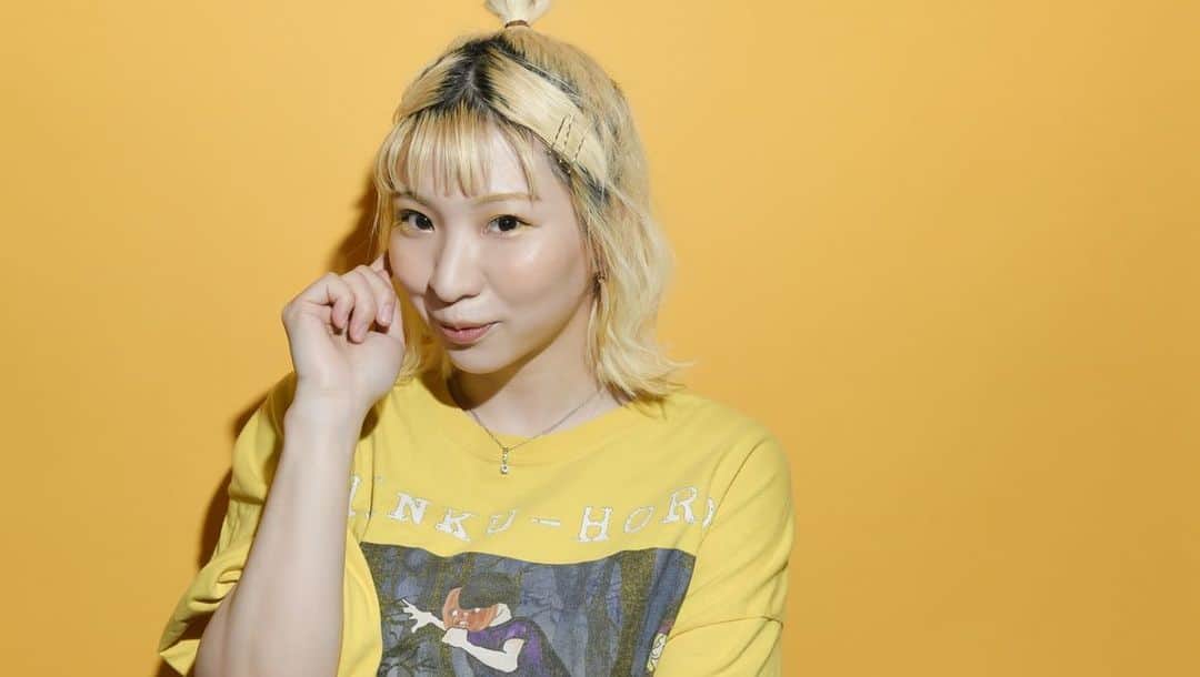 のインスタグラム：「プロヘアメイクに流行りの黄色メイクしてもらった！﻿ https://youtu.be/KacFGJc8CBE﻿ ﻿ 真空ホロウ﻿ Dr.Cho MIZUKI（@mizukki_ni）﻿ ﻿ #STAYHOME﻿ #おうちで過ごそう﻿ #YOUTUBE﻿ ﻿ MIZUKIの個人YOUTUBEチャンネル更新中です！﻿ ﻿ プロヘアメイクアーティスト市川裕子さんにMIZUKIが黄色だけのメイクを伝授してもらいました！﻿ 女性必見です◎﻿ ﻿ MIZUKIからのコメントです↓﻿ 黄色が好きで、ずっとメイクに取り入れたかったので、今回この動画を撮ることによって叶いました！﻿ 皆さまも1度、この動画を参考にしてメイクの1部に黄色をぜひ取り入れてみてください！！！﻿ 黄色の魔人より。﻿ ﻿ ____________________﻿ ▷他のメイク動画﻿ プロヘアメイクに５分で出来る「テレワークメイク」してもらった！﻿ https://youtu.be/s2n6kLYZfpY﻿ ____________________﻿ 映像監修・市川裕子﻿ スチール・高田真希子﻿ ﻿ ﻿ ◯MIZUKI（真空ホロウ）﻿ 【Instagram】https://www.instagram.com/mizukki_ni/...﻿ 【Twitter】https://twitter.com/mizukki_niii﻿ ﻿ ◯ヘアメイク 市川裕子さん﻿ 【Instagram】https://www.instagram.com/yuuukkoo/?h...﻿ 【プロフィール】﻿ ヘアメイクアップアーティスト。﻿ TVや映画、雑誌や広告、MVなど幅広く活動する方側、ヘアサロンではお客様のライフスタイルをお手伝いする美容師としてメニューや商品開発も携わっている。﻿ モード学園(母校)のメイク学科講師。﻿ ﻿ ◯スチール 高田真希子さん﻿ 【Instagram】https://www.instagram.com/mckee.1117/...﻿ ﻿ ﻿ ◯MIZUKIの所属するバンド「真空ホロウ」﻿ ﻿ 【YOUTUBE】https://www.youtube.com/channel/UCiw8...﻿ 【Instagram】https://www.instagram.com/shinkuhorou...﻿ 【Twitter】https://twitter.com/shinku_horou﻿ 【HP】http://shinku-horou.com﻿ ﻿ ﻿ ____________________﻿ 〈市川裕子さんによるメイクワンポイントアドバイス〉﻿ ﻿ 【ベースメイク】﻿ 下地・・・江原道マイファンスィーメイクアップカラーベース﻿ ファンデ・・・江原道マイファンスィーモイスチャーファンデーション﻿ パウダー・・・エテュセ　スキンケアパウダー﻿ ﻿ 【アイブロー】﻿ ベース・・・KATEパウダーアイブロー﻿ パウダー・・・to/oneペタルシャドウ﻿ マスカラ・・・シュウウエムラ(限定イエロー)※MIZUKI私物﻿ http://www.shuuemura.jp/?p_id=MBU001&...﻿ ﻿ 〈描き方〉﻿ ・KATEのパウダーで眉のベースを軽く描いたら上からto/oneのペタルシャドウの黄色を眉の形になぞって色をのせる。﻿ その後、黄色のマスカラをつける。﻿ 黒い眉毛があまり見えない方がPOPな仕上がりに。﻿ ﻿ 【アイシャドウ】﻿ to/oneペタルアイシャドウ03﻿ http://toonecosmetics.com/Form/Produc...﻿ ﻿ ・始めに、指でゴールドをアイホール全体に﻿ 入れてから上から黄色のアイシャドウをつける。指の方がパウダーが肌にフィットして自然な仕上がりになります。﻿ ﻿ 【アイライン】﻿ ・UZUアイオープニングライナーイエロー﻿ https://www.uz.team/jp/eyeopeningline...﻿ ﻿ ・大胆に色が見えるようにまつ毛の上を引く。﻿ 目尻は少しキャッツアイ気味に太くはね上げると色が見えて可愛い♡﻿ ﻿ ・ヴィセ　リップ&アイカラーペンシルイエロー﻿ https://www.kose.co.jp/visee/avant/ey...﻿ ・下まぶたは目尻から瞳の3分の1まで引く﻿ しっかり発色させて黄色がポイントになるように◎﻿ マスカラもシュウウエムラ(イエロー)を使用してしっかり塗ります。﻿ ﻿ 【チーク】﻿ ・SUQQUピュアカラーブラッシュ119﻿ https://onlineshop.suqqu.com/shopdeta...﻿ ・チークは黄色の単色だと、ちょっとPOPになり過ぎて子供っぽく見えたり、顔色が悪く見えたりするので、オレンジと混ぜて使用する事でジューシーでお洒落な頬になります﻿ ﻿ 【リップ】﻿ ・ヴィセ　アヴァンリップスティック018﻿ https://www.kose.co.jp/visee/avant/li...﻿ ・ジバンシィグロスアンテルディー017(限定)﻿ ※MIZUKI私物﻿ https://www.fashion-press.net/news/4986」