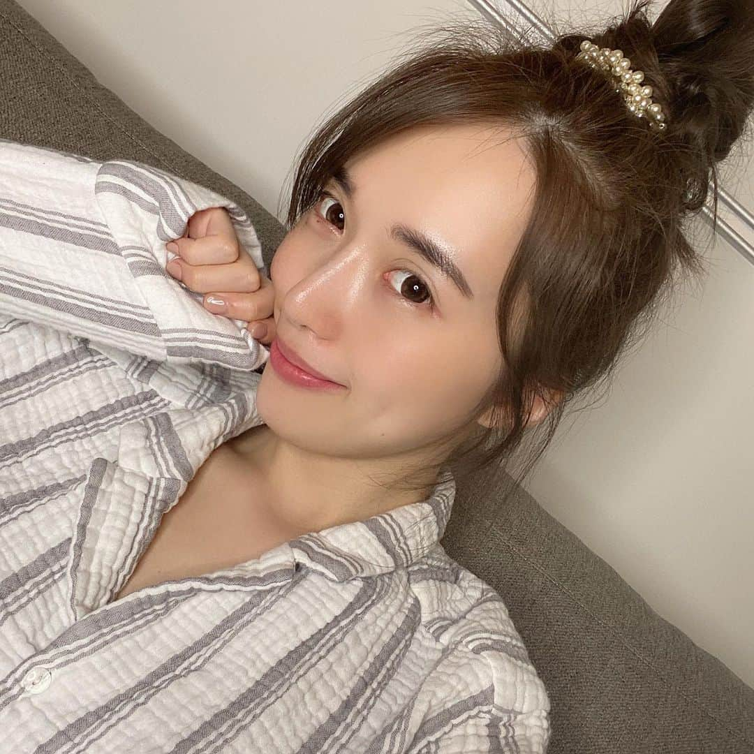 岡英里さんのインスタグラム写真 - (岡英里Instagram)「お団子ちゃん🍡 . . #ヘアアレンジ #お団子アレンジ #お団子ヘア #ルーズヘアー #お団子 #ぱぱっと #まとめてみた #日焼け止め #化粧下地 #ラポッシュロゼ #ピンク #眉毛 #ナチュラルメイク #すっぴん風 #お肌ケア #japapnese #ビゴライバー #bigolive #ライブ配信 #instagood #selfie」5月19日 17時33分 - okaeri0424