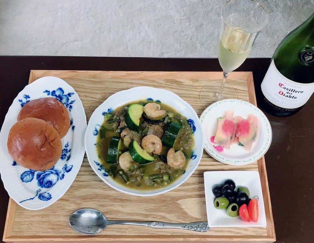 野田すみれさんのインスタグラム写真 - (野田すみれInstagram)「今日の夜ご飯🌉 少し早い時間だけど できた♡🍷 残ったズッキーニ達で(^^) 美味しいワインと共に🤍 . . . .  #白ワイン #赤ワイン #ホームステイ生活」5月19日 17時33分 - sumire0208