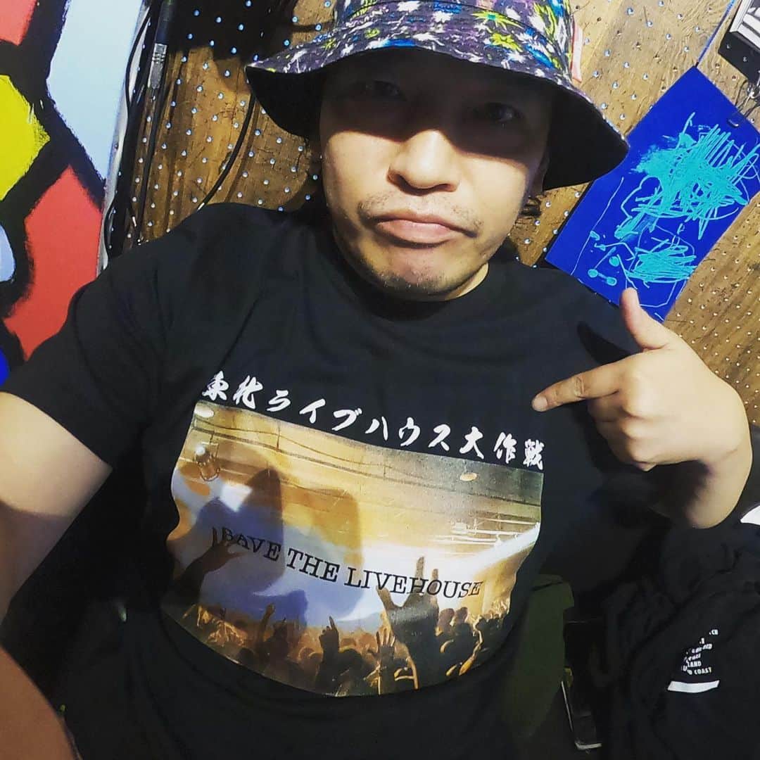 善し のインスタグラム：「SAVE  THE LIVEHOUSE作成のTシャツが届きました。  このTシャツでライブハウス行きたい！！ バックプリント最高！！ ロゴ見るだけでいろんな所といろんな思い出蘇る！！ #savethelivehouse #東北ライブハウス大作戦」