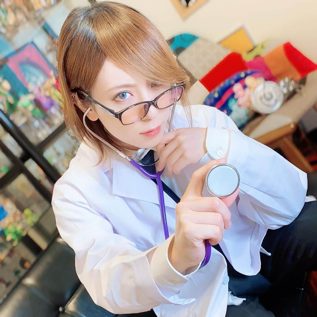 CHISA さんのインスタグラム写真 - (CHISA Instagram)「「診て欲しい？」お仕事シリーズその２撮影しました🧑‍⚕️💊」5月19日 17時44分 - acme_chisa