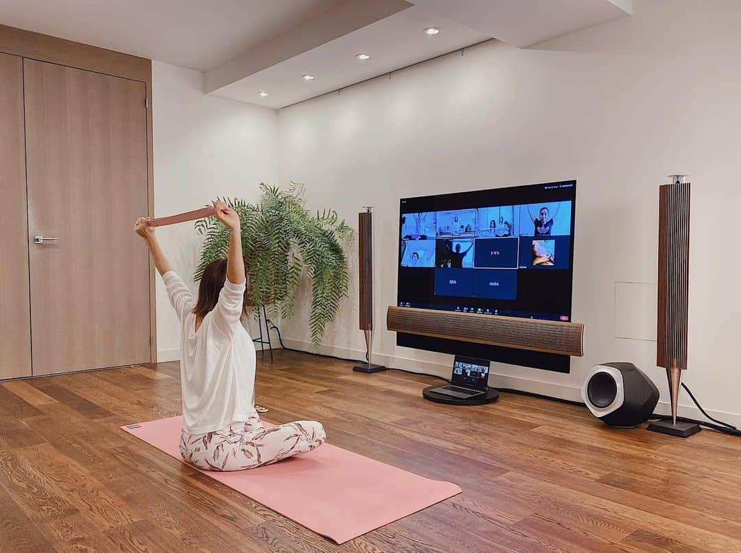 里見茜さんのインスタグラム写真 - (里見茜Instagram)「本日のBODY BALANCE YOGA﻿ ご参加いただきありがとうございました🕊﻿ ﻿ 前半はベルトを使って胸を開くポーズを沢山いれていったので﻿ ﻿ 普段呼吸に意識を向けない人も、胸を開いていくことによって﻿ 新鮮な空気が身体の内側に広がっていくのを感じれたかなと思います☺️🌿﻿ ﻿ 伸ばすのも大切だけど、ほぐすことも大事🤍﻿ ﻿ おうち時間、下を向くことが多くなってる今、上を向いて胸を開く意識をしてみてください👏✨﻿ ﻿ #オンラインヨガ#ヨガ #毎週火曜日#11時〜 #zoomyoga#zoom#yogaday #yestokyo﻿#onlineyoga」5月19日 17時45分 - satomiakane