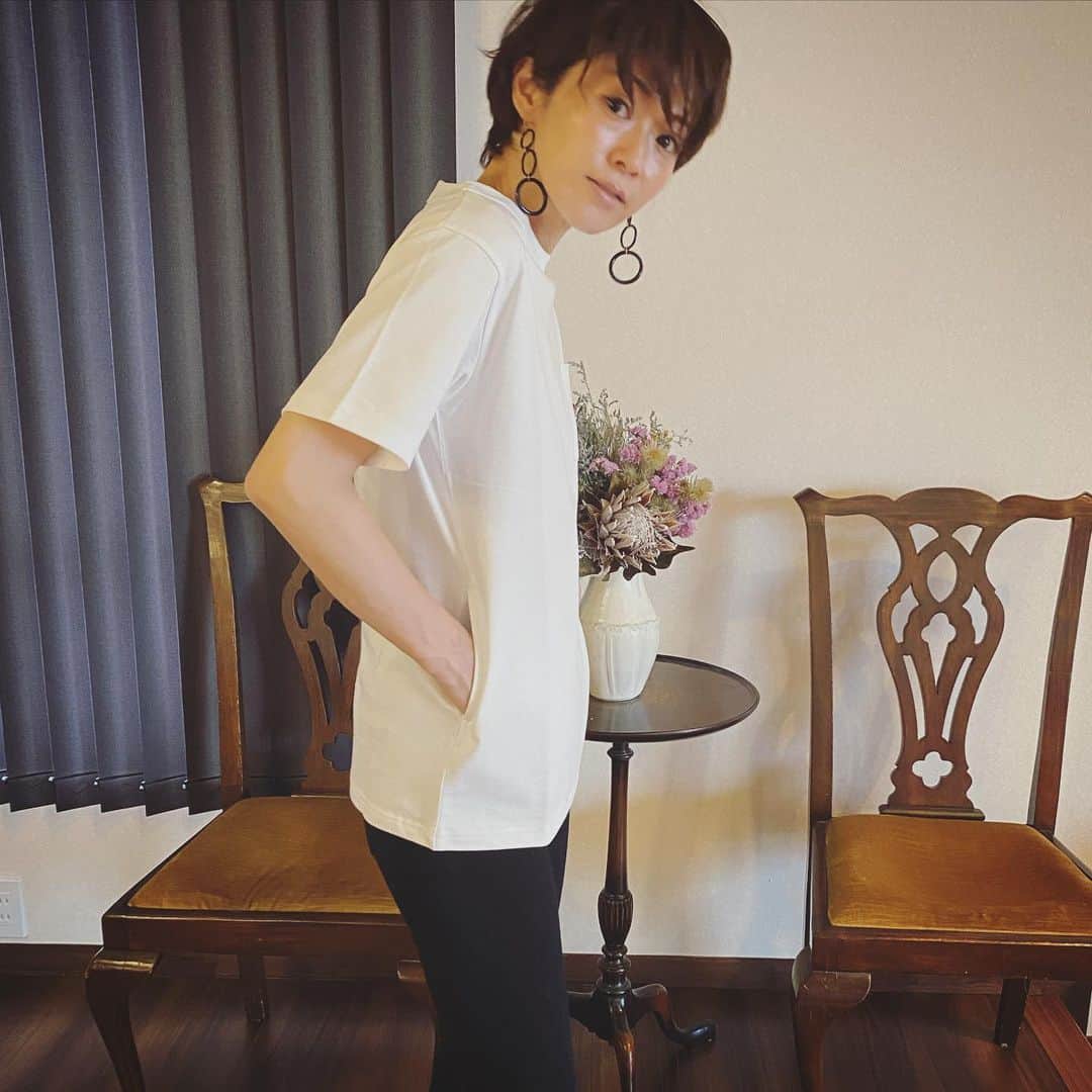畑野ひろ子のインスタグラム：「真っ白なTシャツ大好き❤ 今日のTシャツは、　@the_weekend_hotel のもの。珍しくポケットがついてる😆 髪の毛も、大分伸びてきました。」