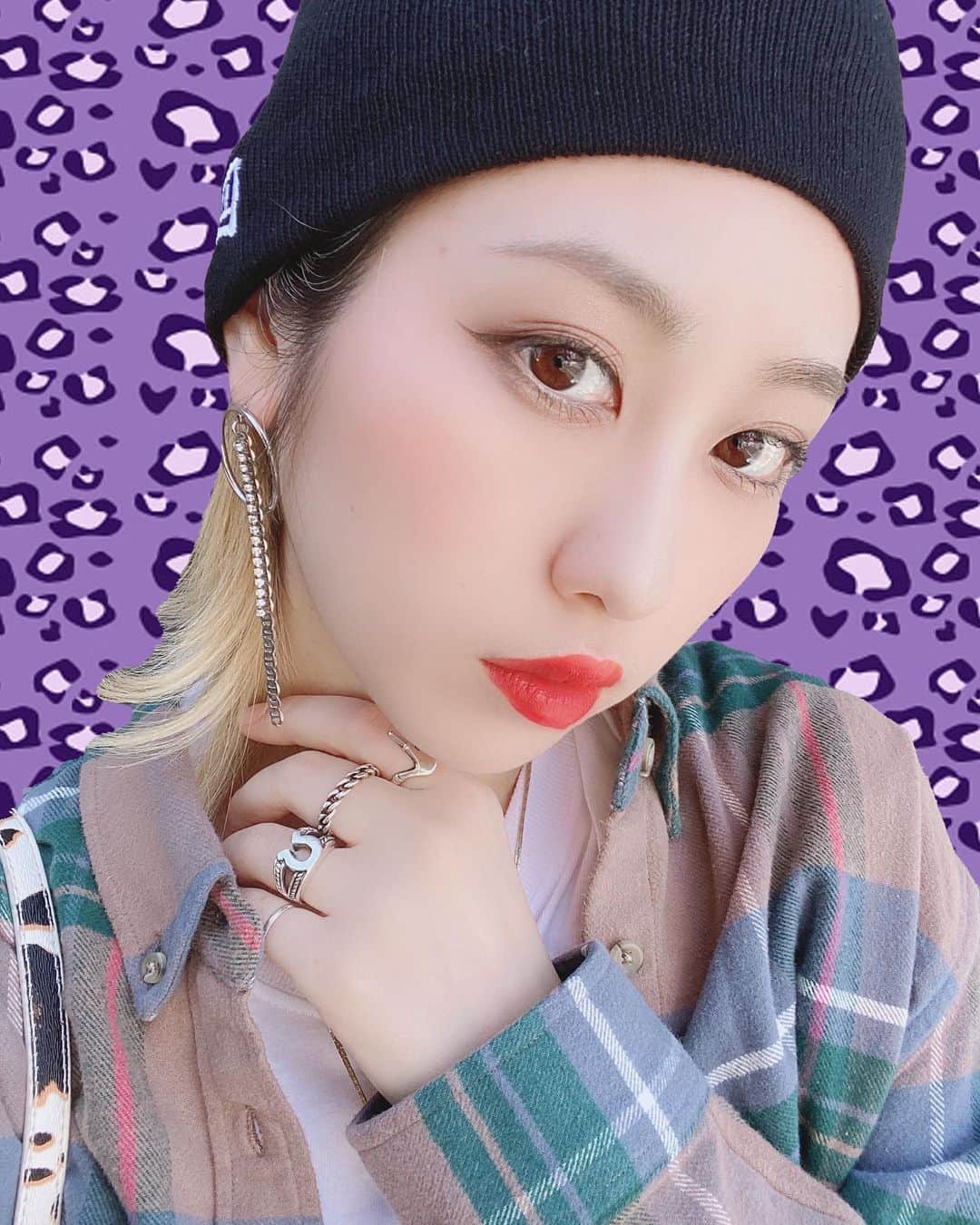 中川紗良（おさら）のインスタグラム：「🖤🤍🖤🤍﻿ ﻿ このニット帽﻿ 春夏でも使えるから大好き🧚🏻‍♀️﻿ ﻿ ﻿ 白も買おうかな🦳﻿ ﻿ ﻿ 今日も配信は20時からでーす🌈🌈﻿ ﻿ 🤍🖤🤍🖤 #newera #ニット帽」