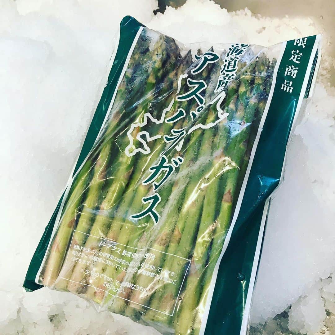 福田葉子さんのインスタグラム写真 - (福田葉子Instagram)「たしかに「氷詰めアスパラガス」を頼んだが、ここまで氷詰めとは思わなかった…❗️#reachstock の産地直送、北海道虻田郡のベジタブルワークスから届いたのは、ぎっしり氷詰めの発泡スチロールに縦に埋められた新鮮すぎるアスパラガス。こんなの初めて見ました…。大袋が4つも！まずはシンプルにバター焼きでいただこうと思います。しばらくはアスパラ三昧だな！ #asparagus #packinginice #hokkaido #fresh #surprise #wow #アスパラガス　#北海道　#氷詰め　#産地直送　#リーチストック　#お取り寄せ　#産地応援　#コロナに負けるな #stayhome」5月19日 17時57分 - yoyoyokoko