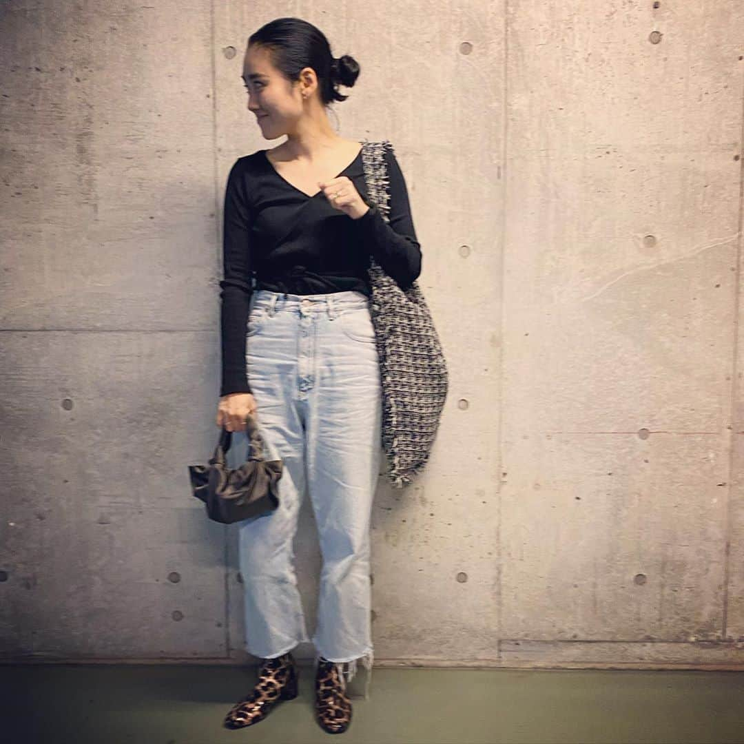 金子綾さんのインスタグラム写真 - (金子綾Instagram)「today's... #ootd  #akcloset  随分と前にコラボしたカシュクールカットソーと、随分と前に買ったデニム。 デニムは自粛中に丈バランスを変えたくてカット✂︎ 好きなものは変わらない…♡」5月19日 17時59分 - ayaaa0707