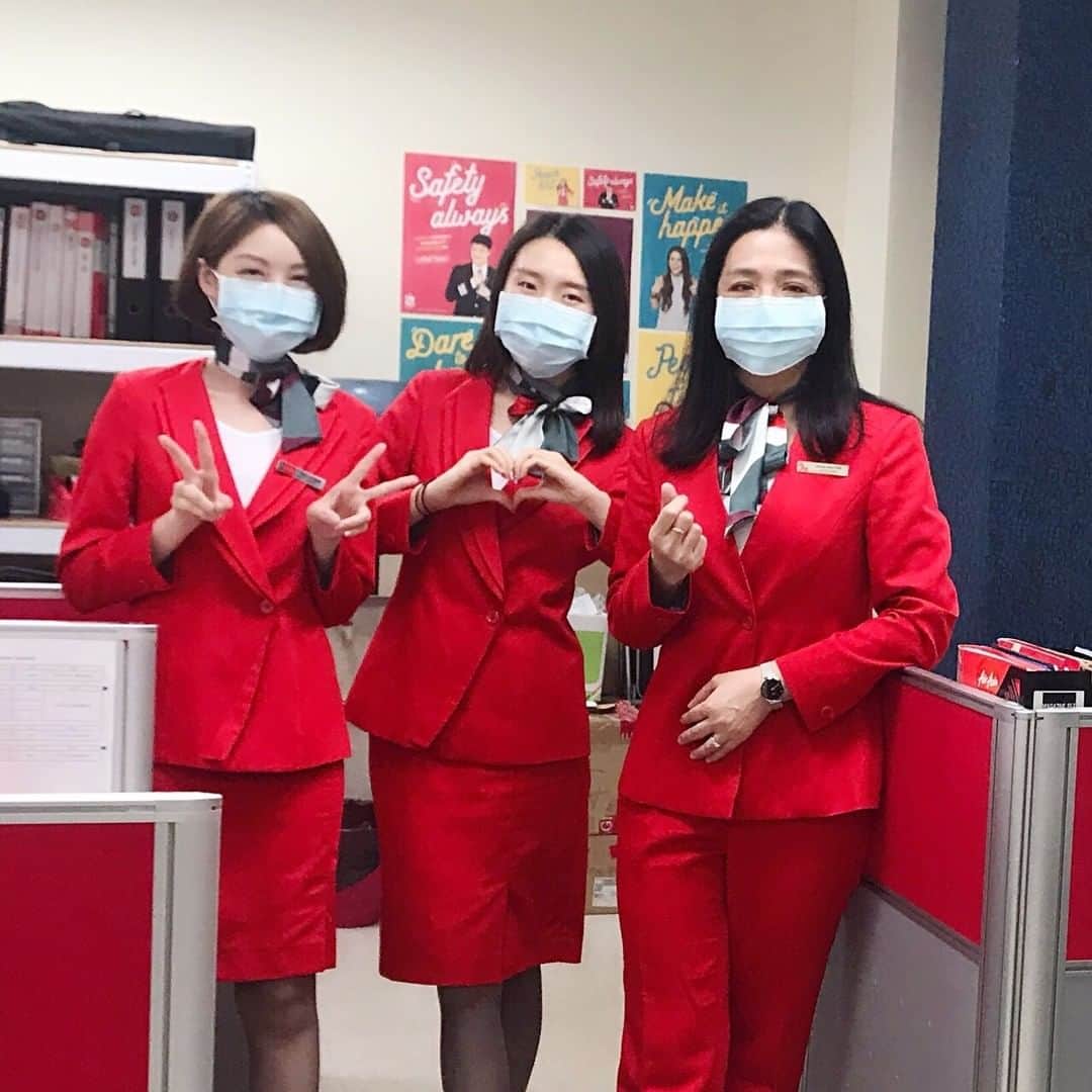 エアアジアのインスタグラム：「#HumansOfAirAsia “I work in Guest Services at Kaohsiung Station, assisting guests with any issues they face at the counter or the airport.  When the outbreak came, there were suddenly more than 200,000 cases crammed into the system which caused it to quickly break down. To make sure we were doing our part to help, my colleagues and I decided to volunteer with Customer Happiness and we are so proud to be part of this journey.  HQ assigned instructors to us as a temporary support team, which was very helpful. It helped us understand and learn the process of handling different types of cases more easily. Although there are still lots of special cases that we need to think about and discuss before sending them to the right departments, we appreciate the people who have been juggling their own workload while helping us at the same time.  When COVID-19 became a global issue months ago, many of us were worried about the scale of virus. But now that we’re participating in the support team, I am comforted knowing that that we are not alone, we are still fighting and #InThisTogether.” - Bertha Weng, Guest Services (Kaohsiung, Taiwan)」