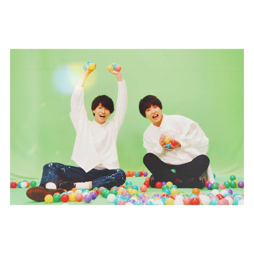 M-ON! MUSIC｜エムオンミュージックのインスタグラム：「﻿ ／﻿ #世界イチHAPPYなCM作っちゃいました﻿ #遊びましょう編﻿ ＼﻿ ﻿ “世界イチHAPPYなCM作っちゃいました”﻿ と題して、﻿ さくらしめじを高性能カメラで撮影した﻿ 見れば幸せ、楽しくなる動画第2弾！﻿ ※本動画は2020年3月に撮影したものです。﻿ ﻿ 今回はポップコーンをぶちまける、﻿ ちょっとやんちゃ（!?）な﻿ さくらしめじをお届け！﻿ ﻿ #さくらしめじ(@sakurashimeji_official)﻿﻿ #田中雅功﻿ #髙田彪我﻿ #EBiDAN﻿﻿ #エムオンミュージック﻿﻿ #おうち時間 #STAYHOME﻿ #ポップコーンぶちまけに罪悪感をおぼえるさくらしめじ﻿ #オフショット写真」