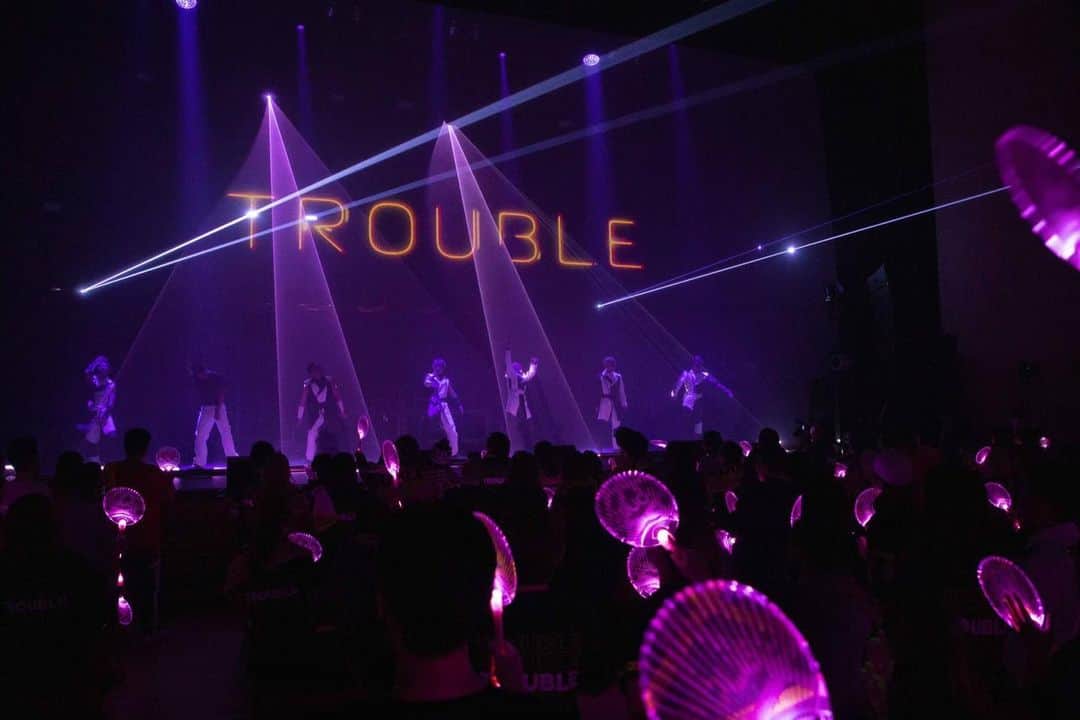 濱本和真さんのインスタグラム写真 - (濱本和真Instagram)「発表があった通り、ayumi hamasaki TROUBLE TOUR 2020 A ～サイゴノトラブル～　 は、残りの36公演を中止することとなりました。  この決定に至るまであゆちゃんをはじめスタッフチームで、なんとか開催できないか、皆んなの安全を確保してできる方法は無いかと試行錯誤してくれていました。  本当に苦渋の決断だったと思います。  僕も早くライブのステージに立ちたいと思っているし、皆さんにも会いたいです。  今回はこういう形になってしまったけど、その先にはまた違う形で皆んなと楽しい時間を共有できると信じています。  その時まで皆んなが笑顔でいれるように僕らも色んなことを考えていきます！それを楽しみにしていてください😊  KAZUMA  #ayumihamasaki #サイゴノトラブル」5月19日 18時01分 - kazuma_hamamoto