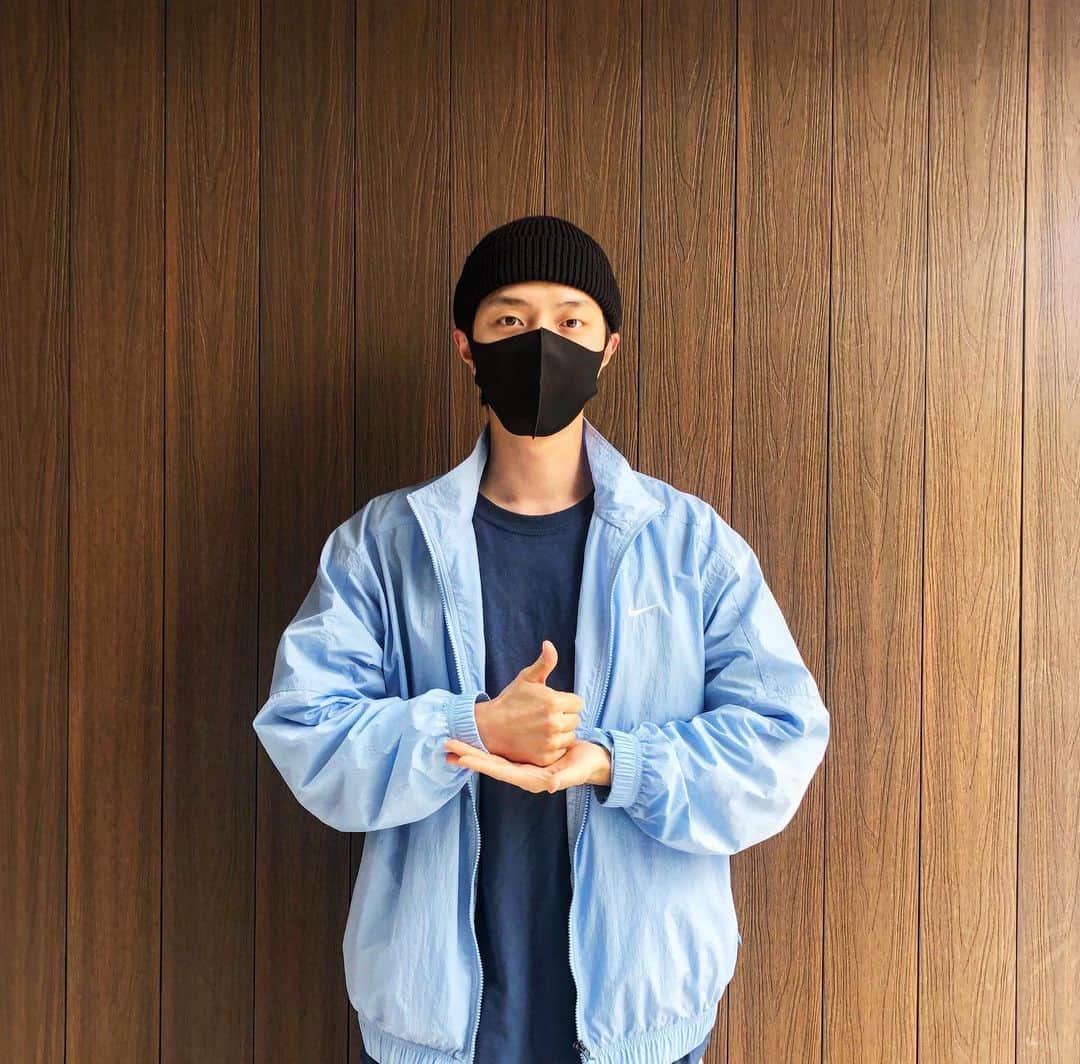 ジュンQ のインスタグラム：「코로나19에 맞서 밤낮없이 고군분투 하시는 의료진분들, 모든분들에게 감사하다는 말씀을 전하고 싶습니다. 하루빨리 이 아픈시기를 딛고 평화로운 날이 오기를 간절히 기도합니다.🙏🏻 그리고 이 소중한 #덕분에챌린지 를 참여하게 해주신 배우  @eastbright26 김동휘군에게 감사하다는 말씀 전합니다.  다음 분을 지목을 한다기보단 이 피드를 보신 여러분들이 모두 같이 힘이 되주셨으면 합니다 모두 같이 동참해주세요💪🏻」
