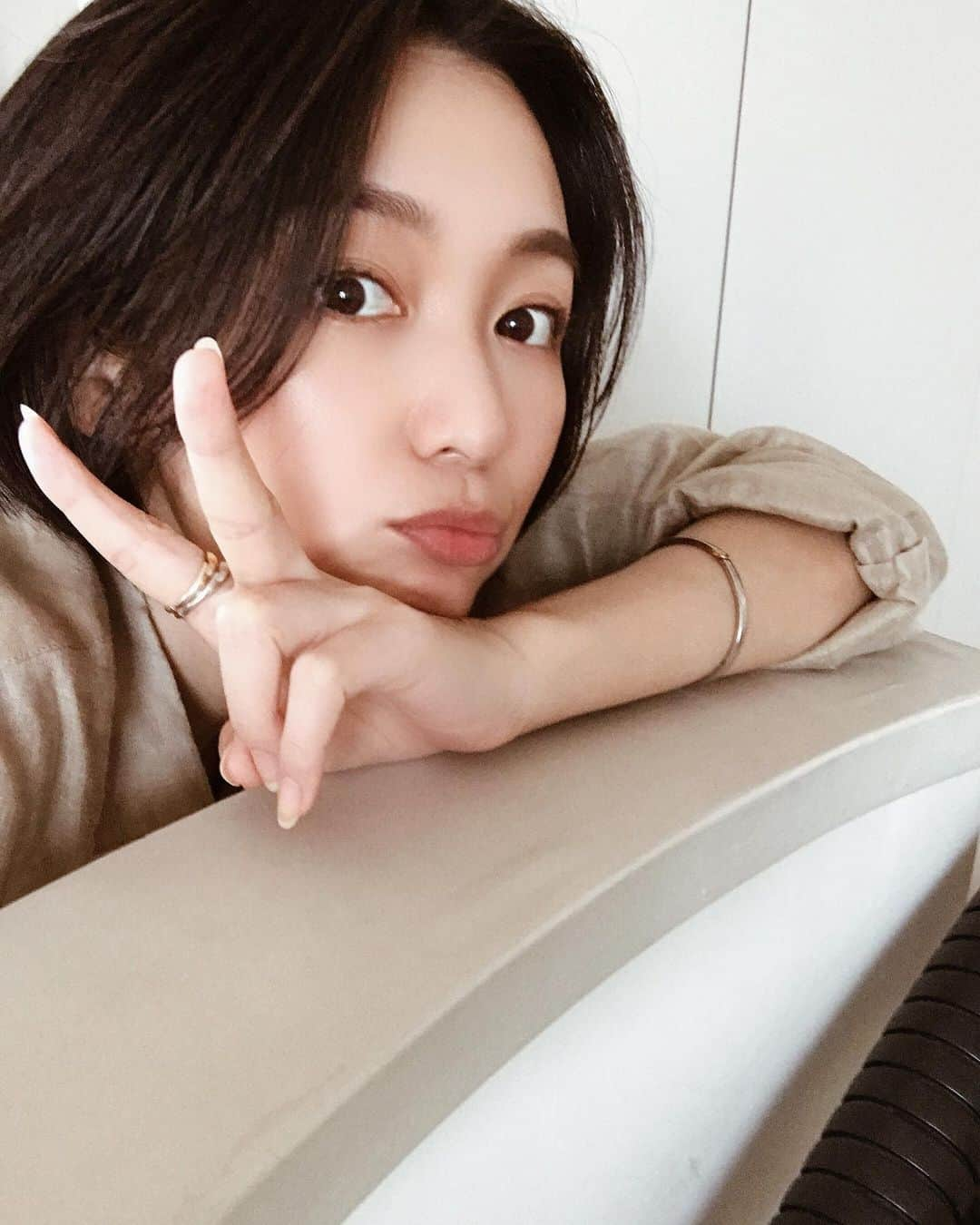 二瀬里子のインスタグラム：「また1つ歳を重ねました🥳 自分の年齢に驚く。笑 皆さんにはいつも感謝です♡♡ おばあちゃん👵🏻になっても アクセサリー身につけてる女性でありたい♡ そういえばカナヲと同じ誕生日らしい🎉 鬼滅読んでる人はわかるよね😆👍w  #鬼滅の刃 #カナヲ #栗花落カナヲ #分かるかな ？笑 #同じ誕生日 #勝手に親近感感じる 笑 #勝手におめでとう #519」