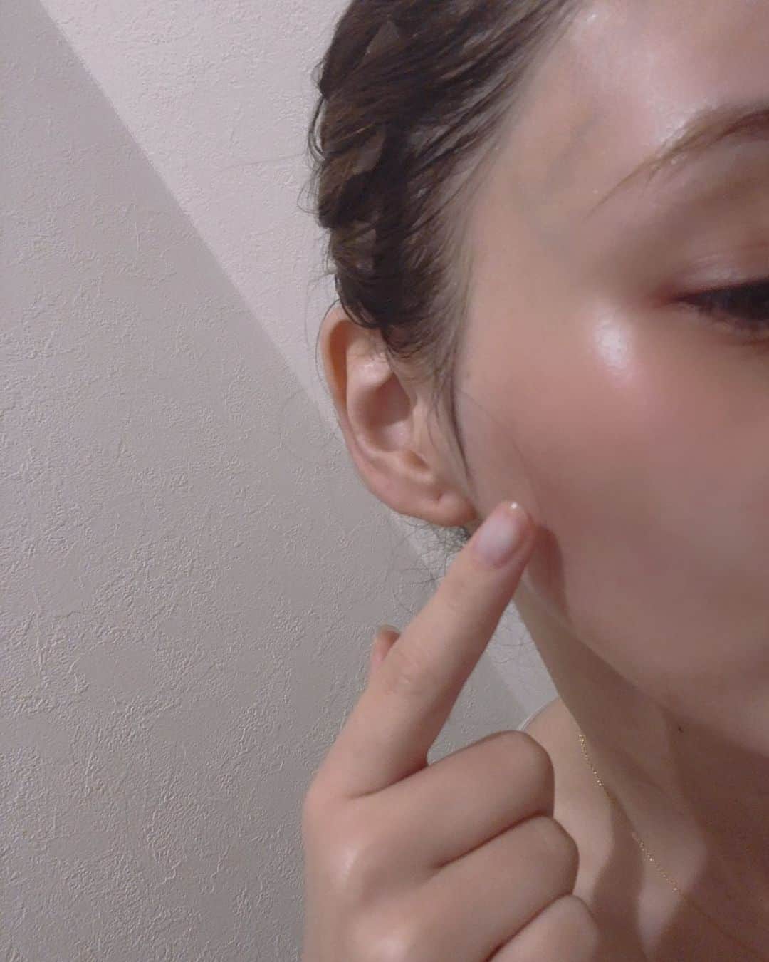 ダレノガレ明美（美容アカウント）のインスタグラム：「肌がツルツル✨ 早くみんなにエステ来てほしいな💋 肌が弱い方にもおススメ。 全てハンドでマッサージをしながら 肌を整えていきます✨ 機械を使わないので妊婦の方にも✨ ニキビ、ニキビ跡、毛穴、赤み、乾燥肌など… みなさんの肌に合わせたコースをカウンセリングしながら決めてやっていきます❤️ たのしみだな💋」