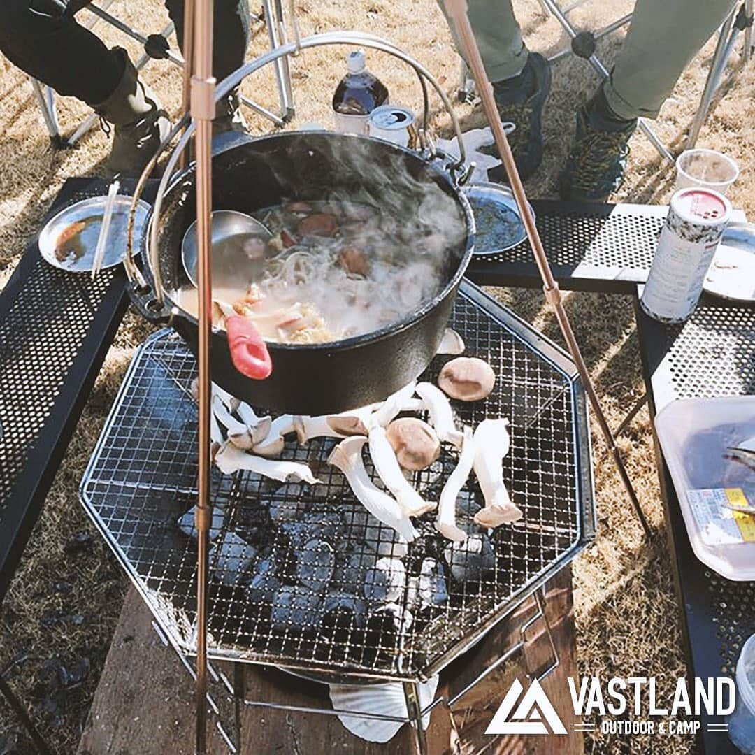 VASTLANDさんのインスタグラム写真 - (VASTLANDInstagram)「【VASTLAND×REPOST】 . .. 手軽にできておいしいお鍋はキャンプ飯の定番の一つですね！✨ . 冷えた身体で一口食べれば幸せな気持ちになります☺️ . .. Photo by @camp_koba 様 投稿ありがとうございます！ . .. VASTLAND公式アカウントでのリポスト希望の方は【#VASTLANDリポート】を付けてVASTLAND製品をご投稿ください！ . .. ・掲載ギア・ #オクタゴンロ . .. ▲▽掲載ギアはプロフィールのリンク（ @vastland.jp )もしくは、画像をタップしてチェック！▽▲ . .. ※コメントやDMに返信できない場合がございますので、製品やサポートに関するお問い合わせは、弊社問い合わせフォームからよろしくお願いします。 . .. #VASTLAND #ヴァストランド #キャンプ #焚き火台 #ダッチオーブン  #キャンプ飯  #camp #キャンプギア #キャンプ道具 #キャンプ用品 #テント #camping #ソロキャンプ #デイキャンプ #ファミリーキャンプ #ファミキャン #グルキャン #ソロキャン #オートキャンプ #キャンプ女子 #キャンプ初心者 #キャンパー  #キャンプ好き #アウトドア #アウトドア用品」5月19日 18時15分 - vastland.jp