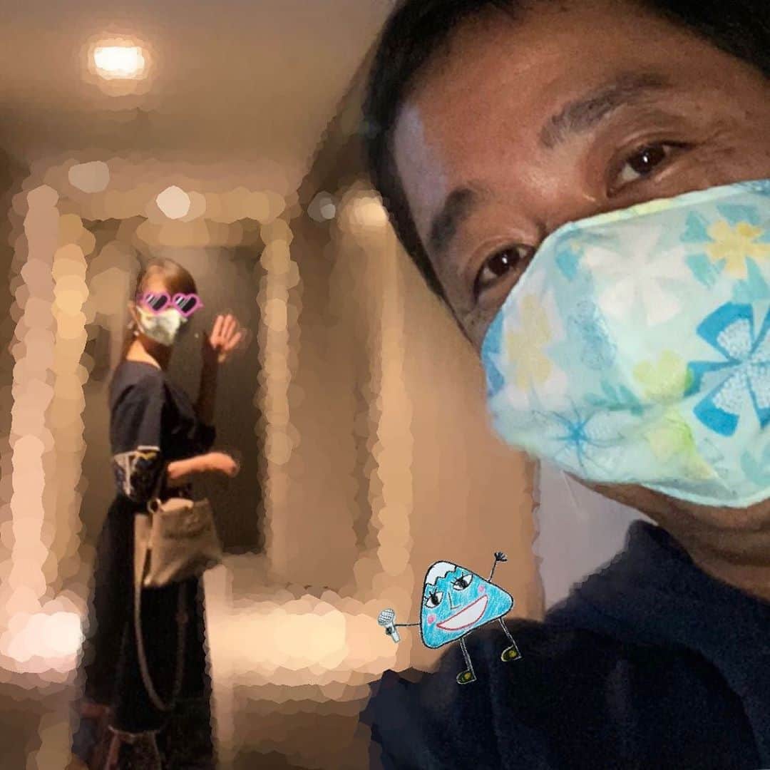 フジテレビアナウンサーのインスタグラム：「仲人をお願いしている伊藤先輩からのご指名なので…新婚のある1日を紹介します。  ①朝、出勤する妻をお見送り。西山先輩から誕生日プレゼントで頂いたお揃いマスクは、ほんのり西山家の香りがします。  ②妻と一緒にやってきた愛犬と戯れる。  ③プロゴルファーのSNSをチェックしてると…ついつい実践してしまいます。  あれ？独身時代とあまり変わらない生活…  次はゴルフ番組「attest」のパートナー藤本アナへ。 自炊してるってほんと⁇  #フジアナむすび  #竹下陽平 #フジテレビアナウンサー」