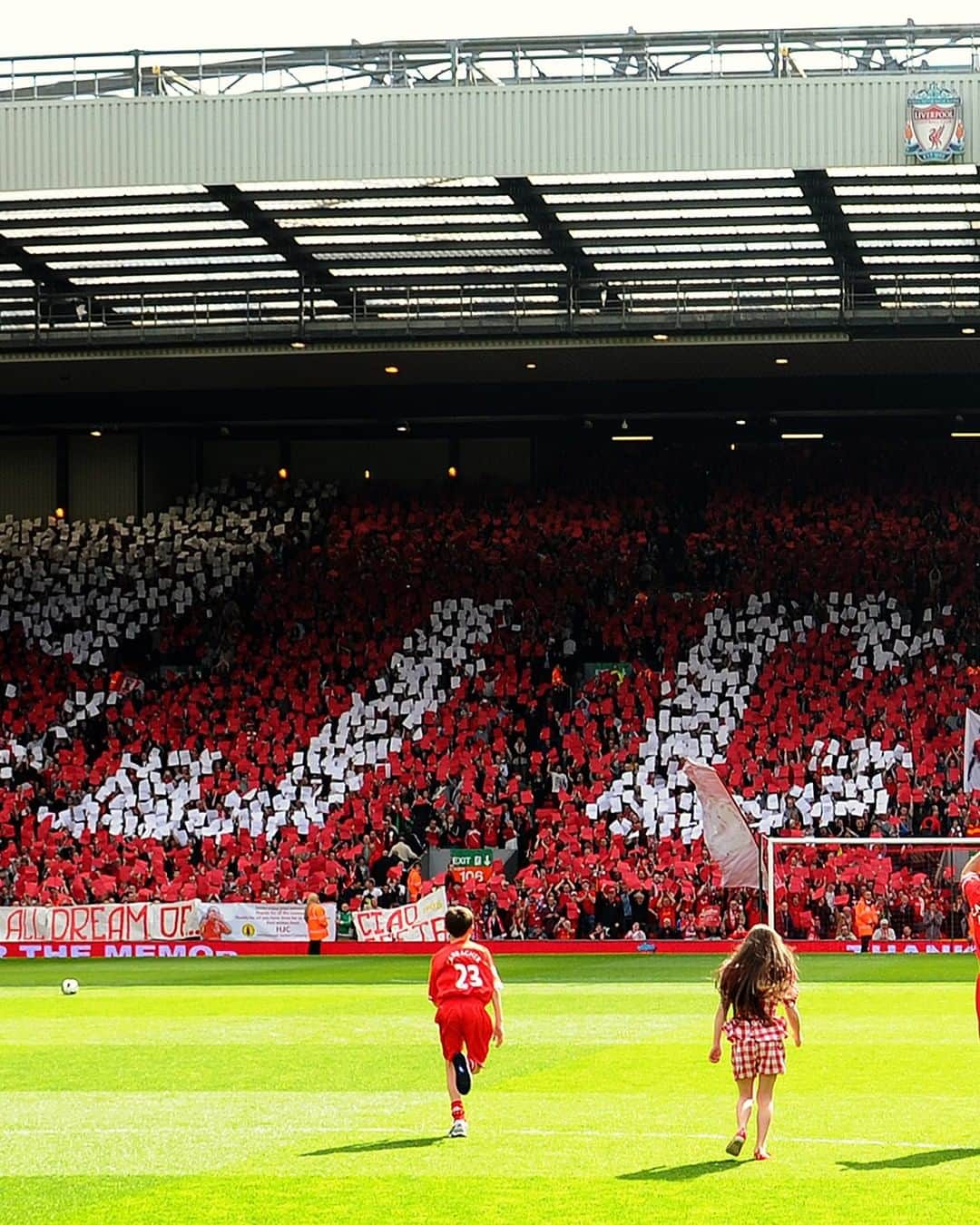 リヴァプールFCさんのインスタグラム写真 - (リヴァプールFCInstagram)「On this day in 2013, Jamie Carragher played his 737th and last game for the Reds 🔴 What a player 💪 #LFC #LiverpoolFC #Liverpool #OnThisDay」5月19日 18時30分 - liverpoolfc